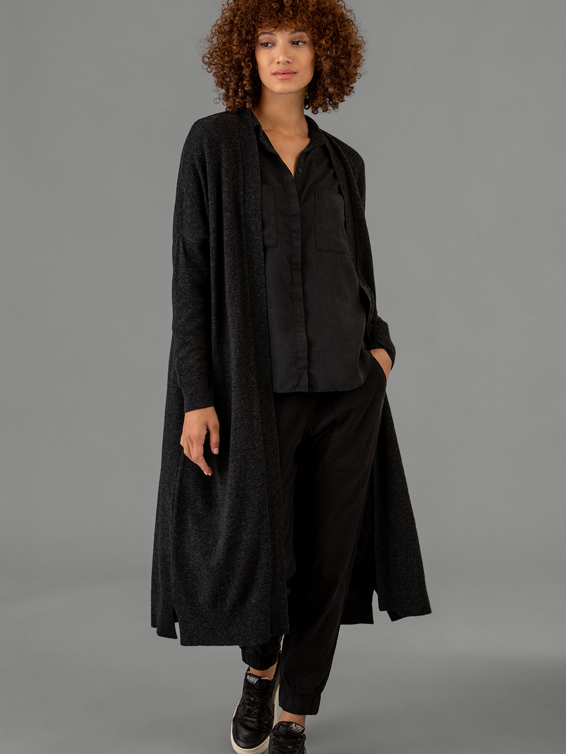 Detailansicht von Langer Cardigan von SIBIN LINNEBJERG