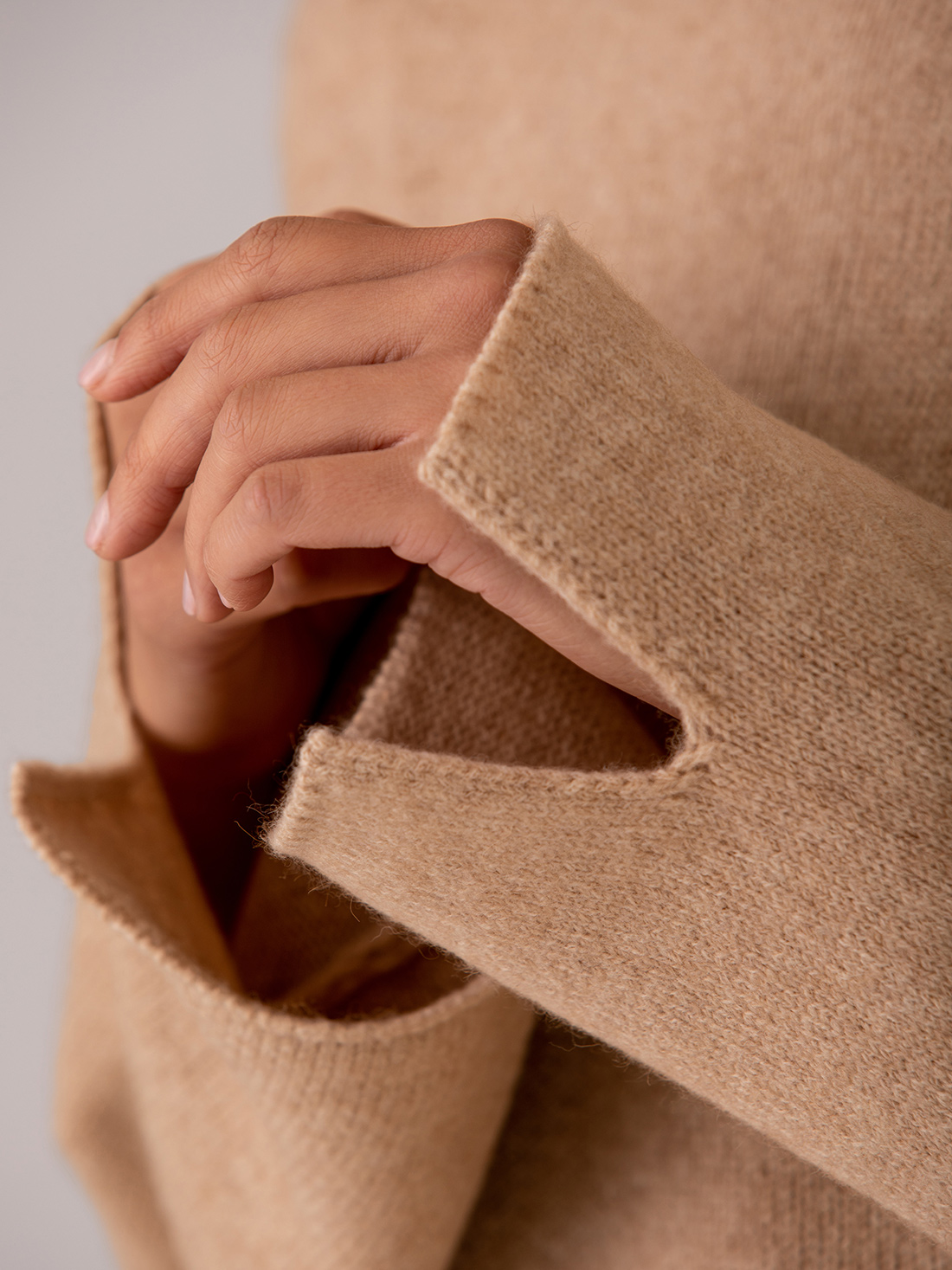 Detailansicht von Rollkragenpullover aus Merinowolle von ROBERTO COLLINA