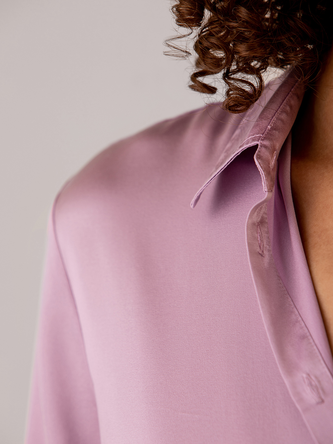 Detailansicht von Seidenbluse von HER SHIRT