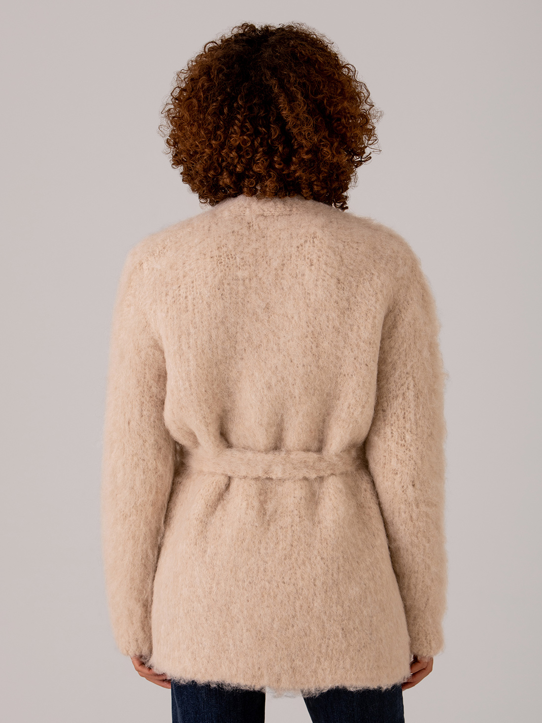 Detailansicht von Strickjacke aus Alpakawolle von ROBERTO COLLINA