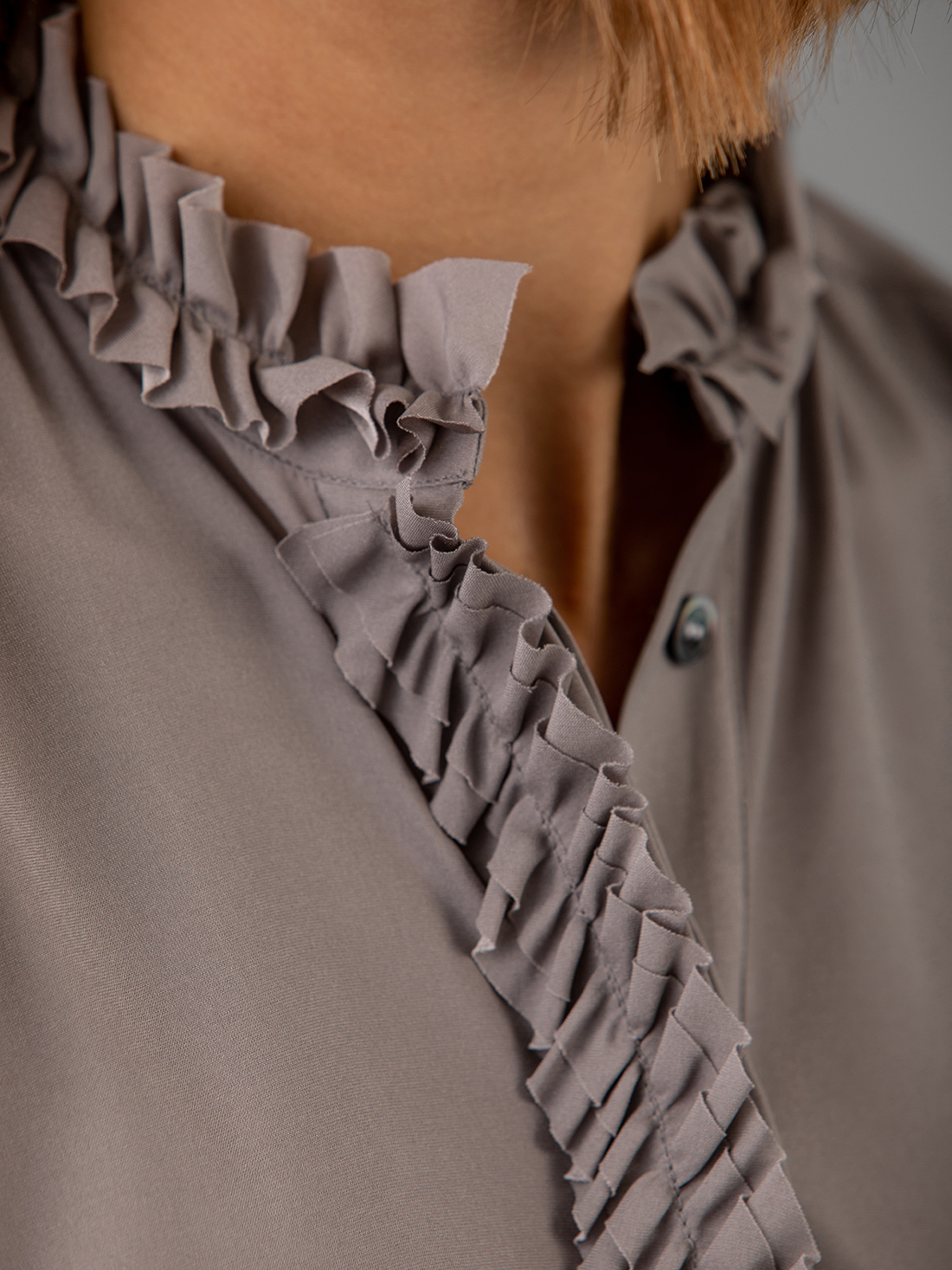 Detailansicht von Seidenbluse mit Rüschung von AGLINI