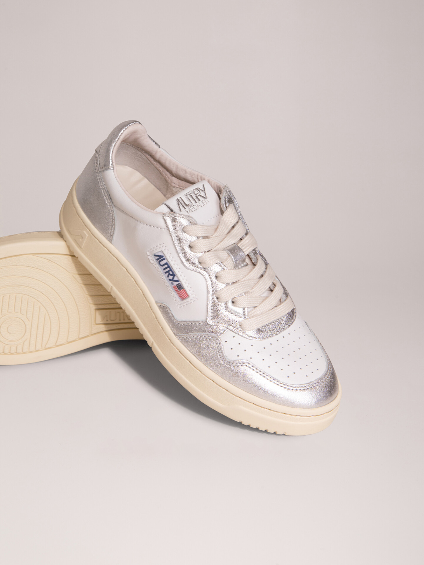 Detailansicht von Sneaker aus Leder von AUTRY