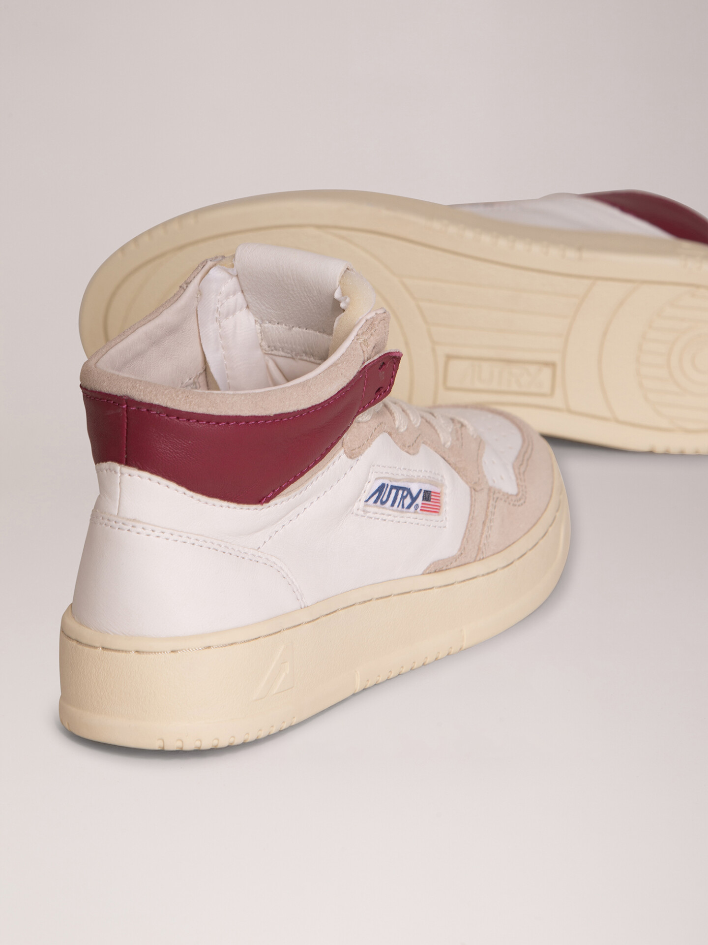 Detailansicht von Hoher Sneaker aus Leder von AUTRY