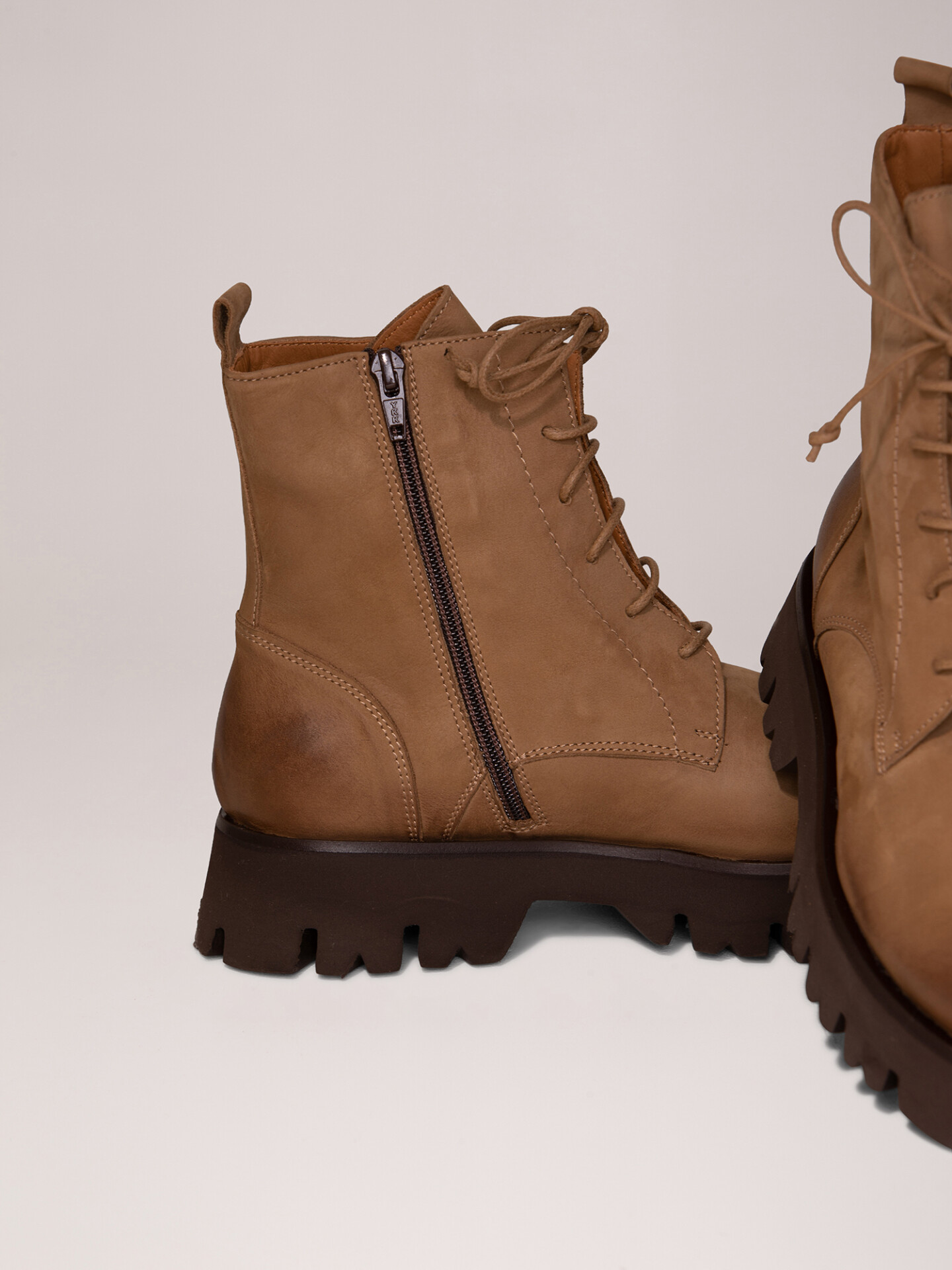 Detailansicht von Chunky-Boots aus Leder von THEA MIKA