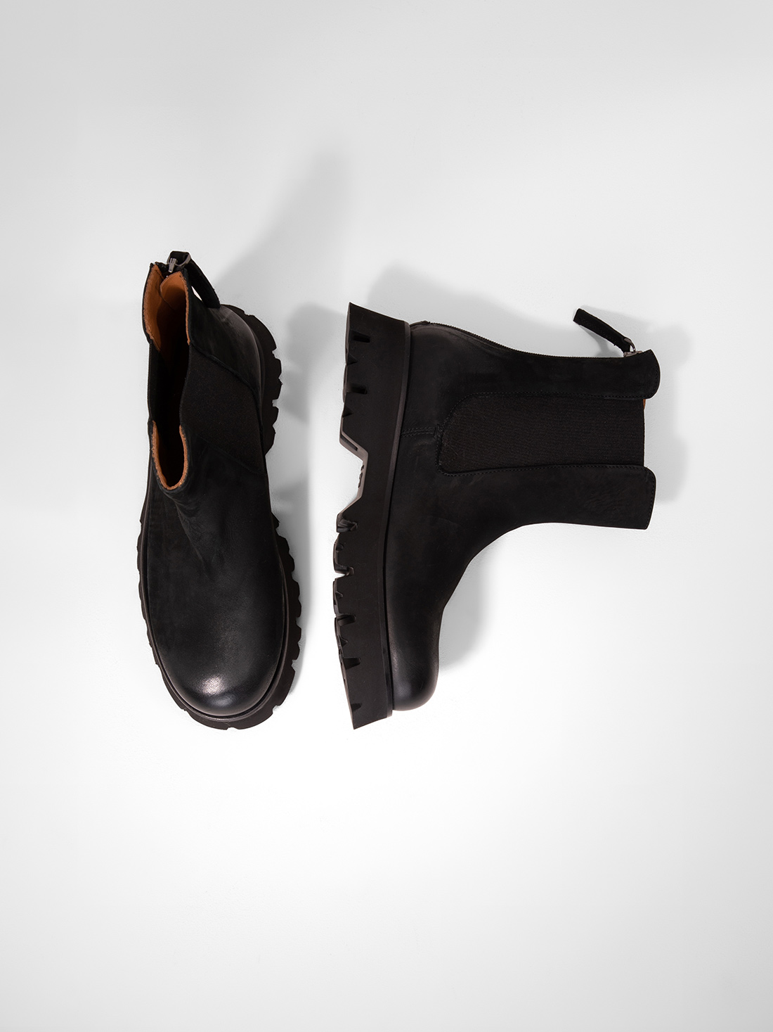 Detailansicht von Chelsea-Boots aus Leder von THEA MIKA