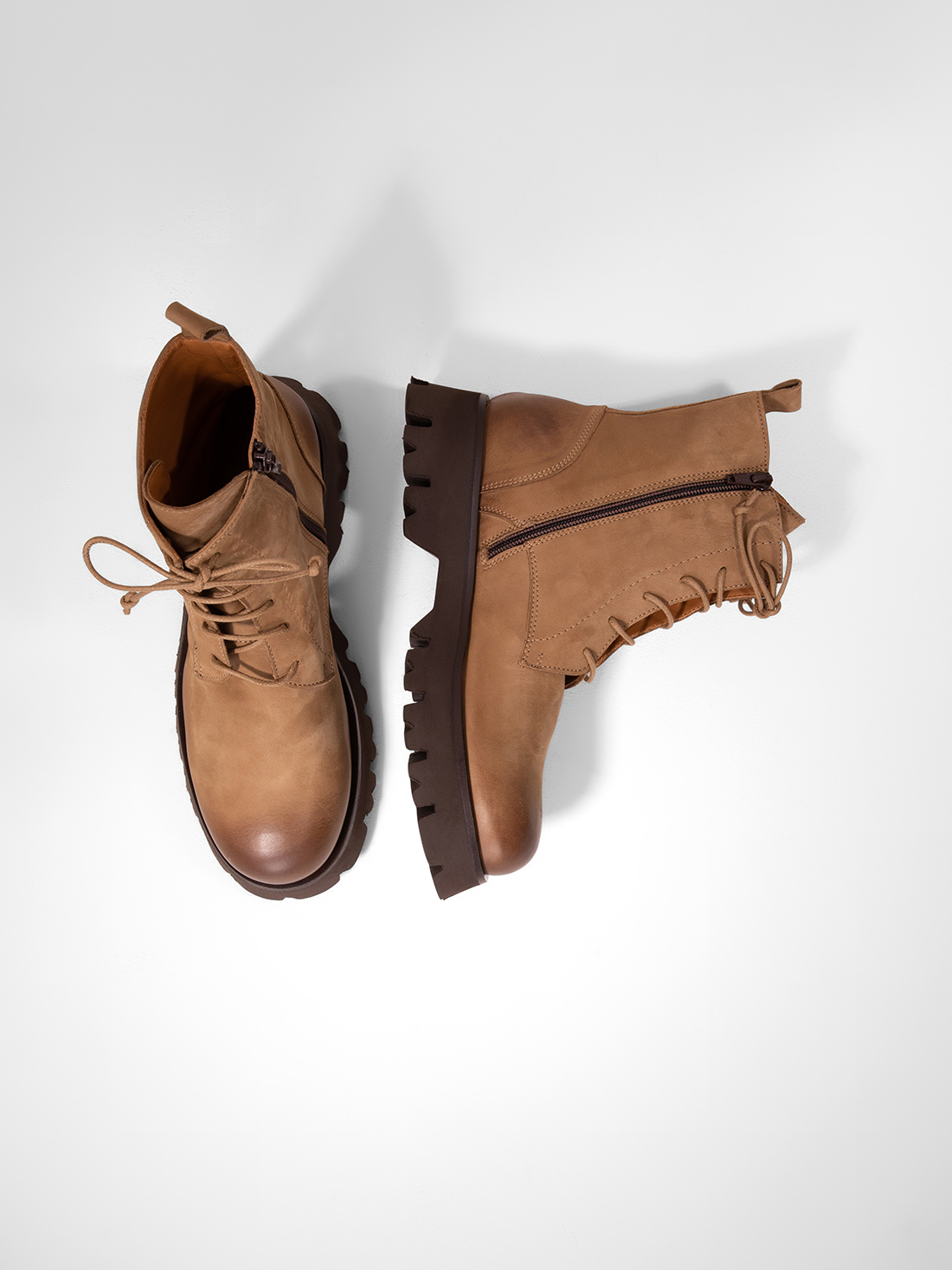 Detailansicht von Chunky-Boots aus Leder von THEA MIKA