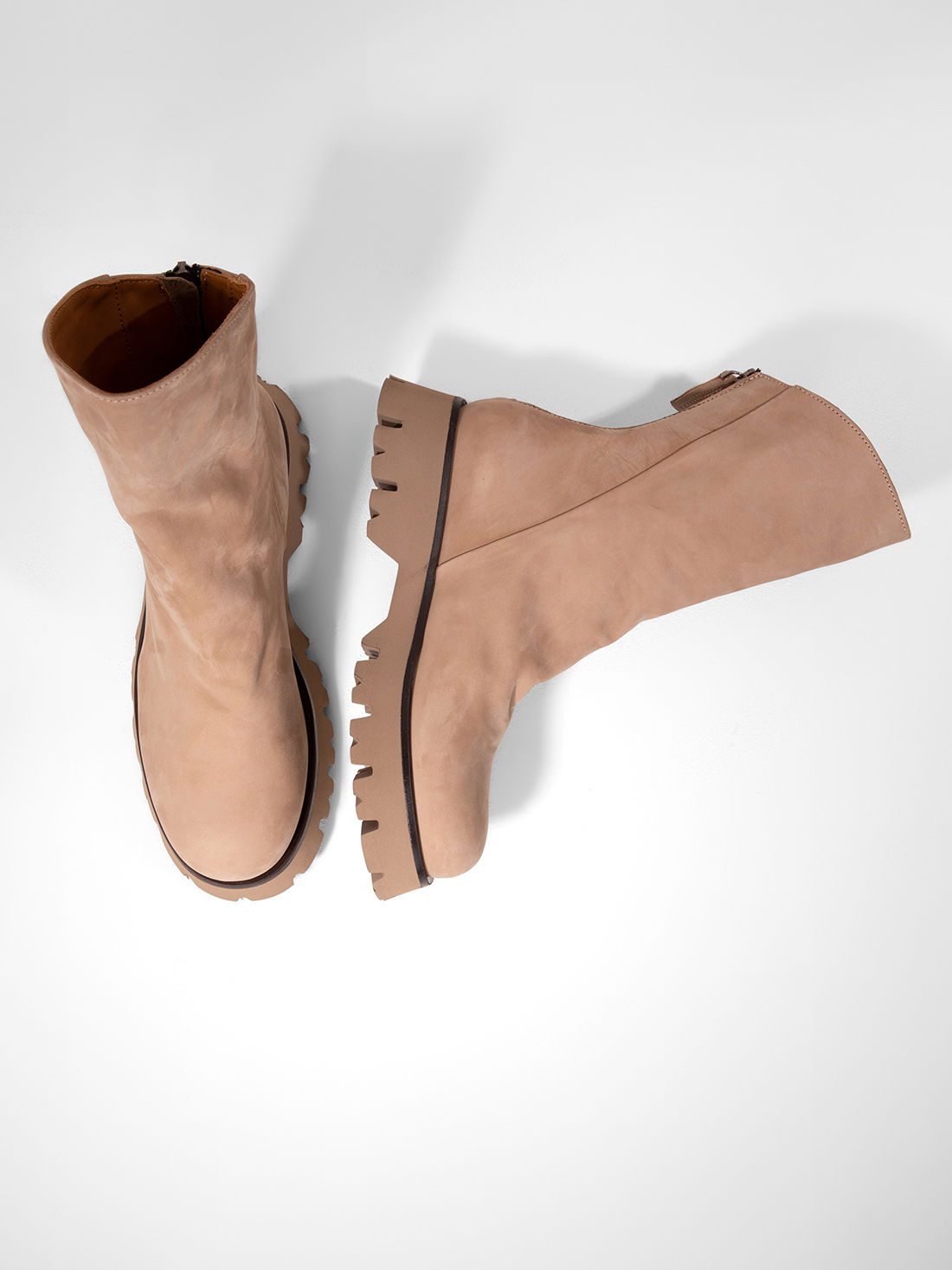 Detailansicht von Boots aus Leder mit asymmetrischem Schaft von THEA MIKA