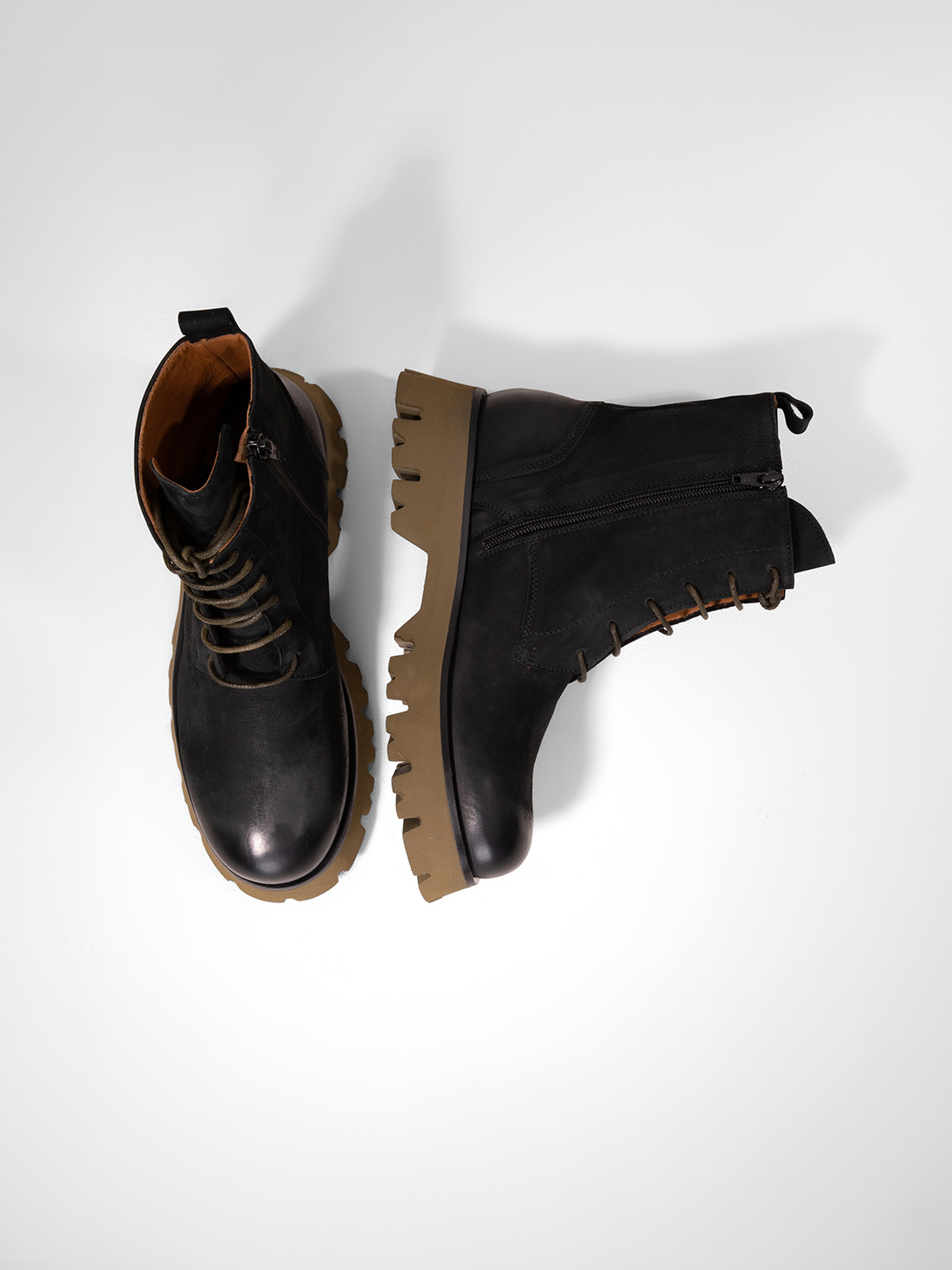 Detailansicht von Chunky-Boots aus Leder von THEA MIKA