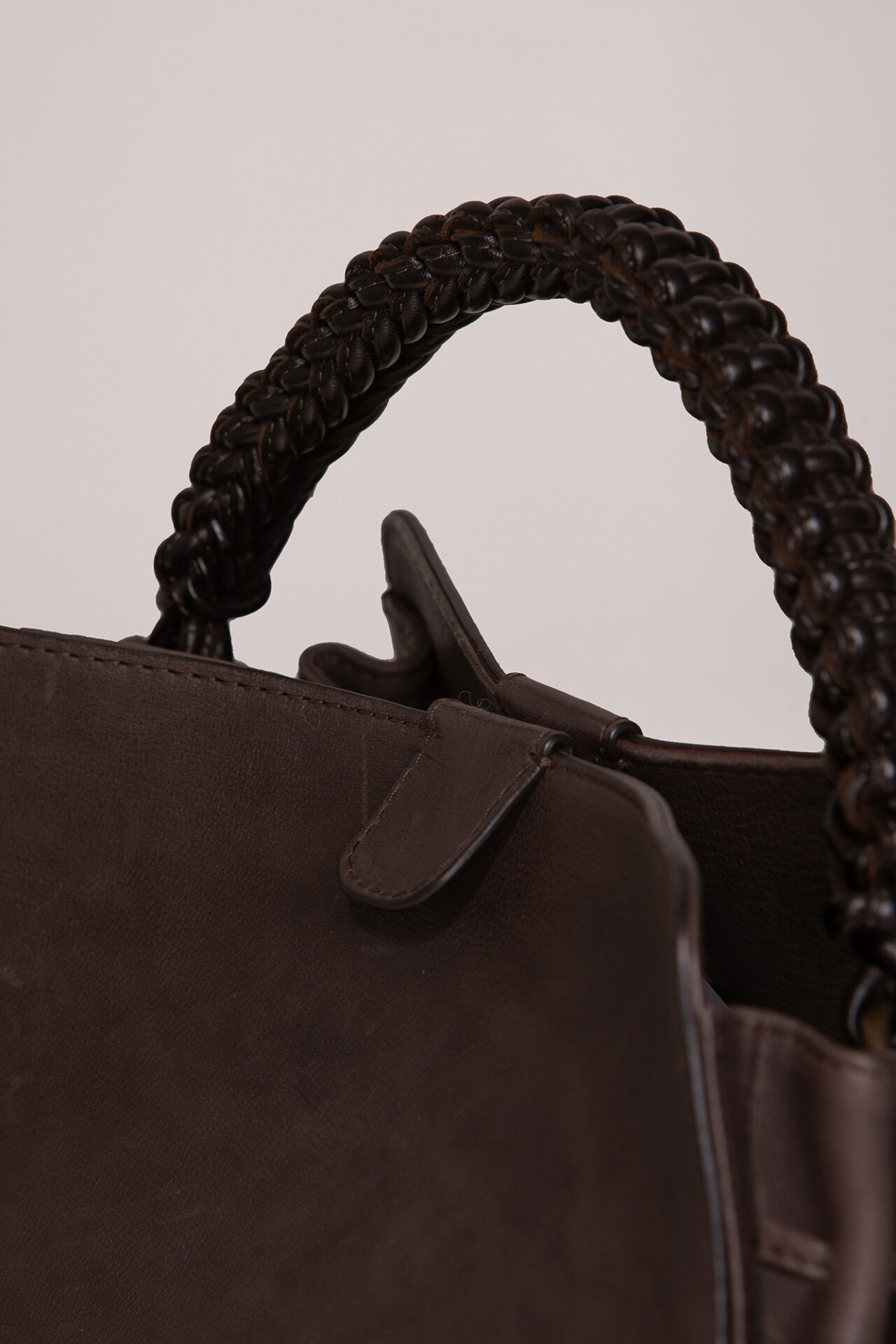 Detailansicht von Handtasche aus Leder von OFFICINE CREATIVE