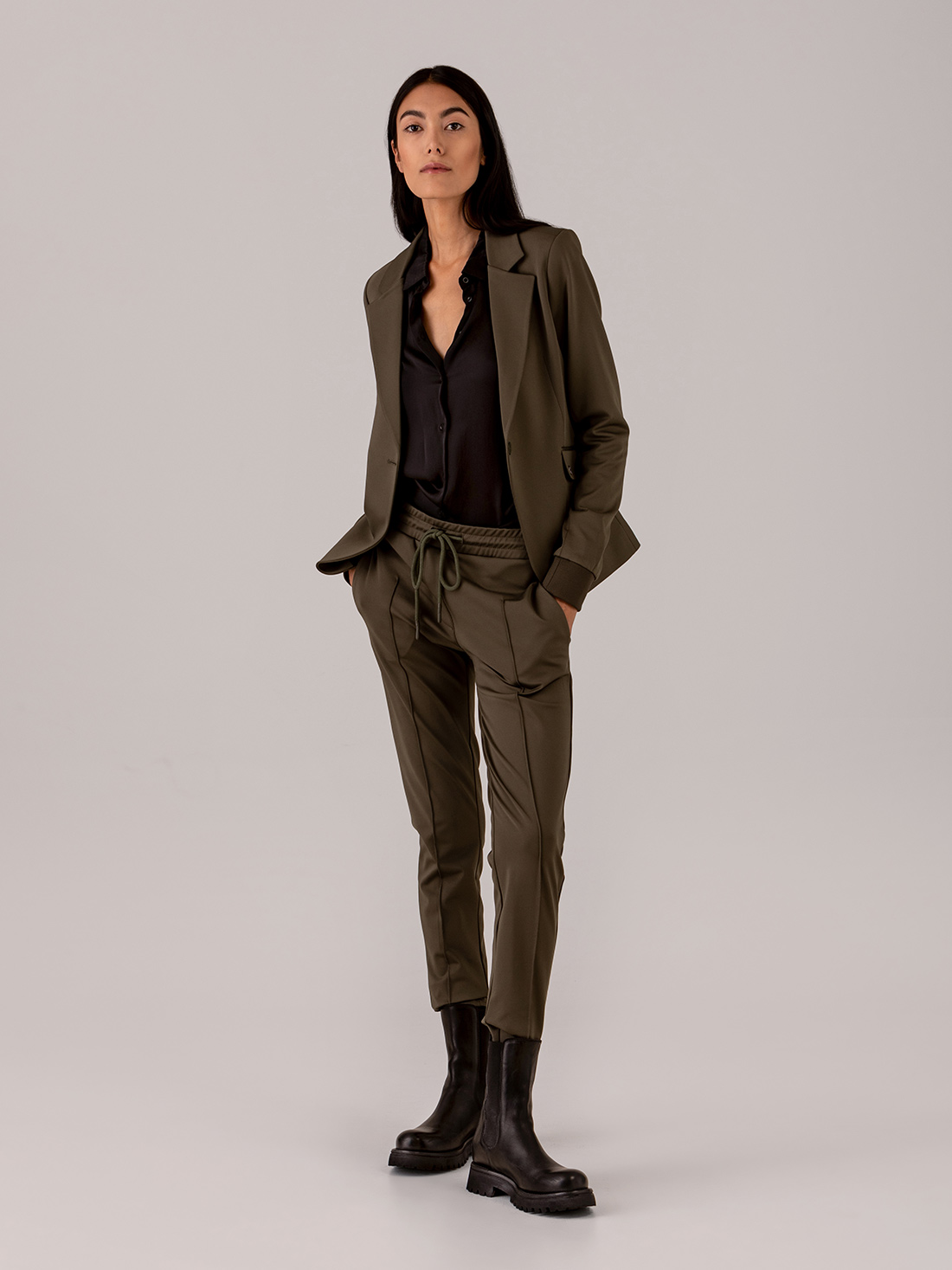 Detailansicht von Lässige Hose von ELIAS RUMELIS