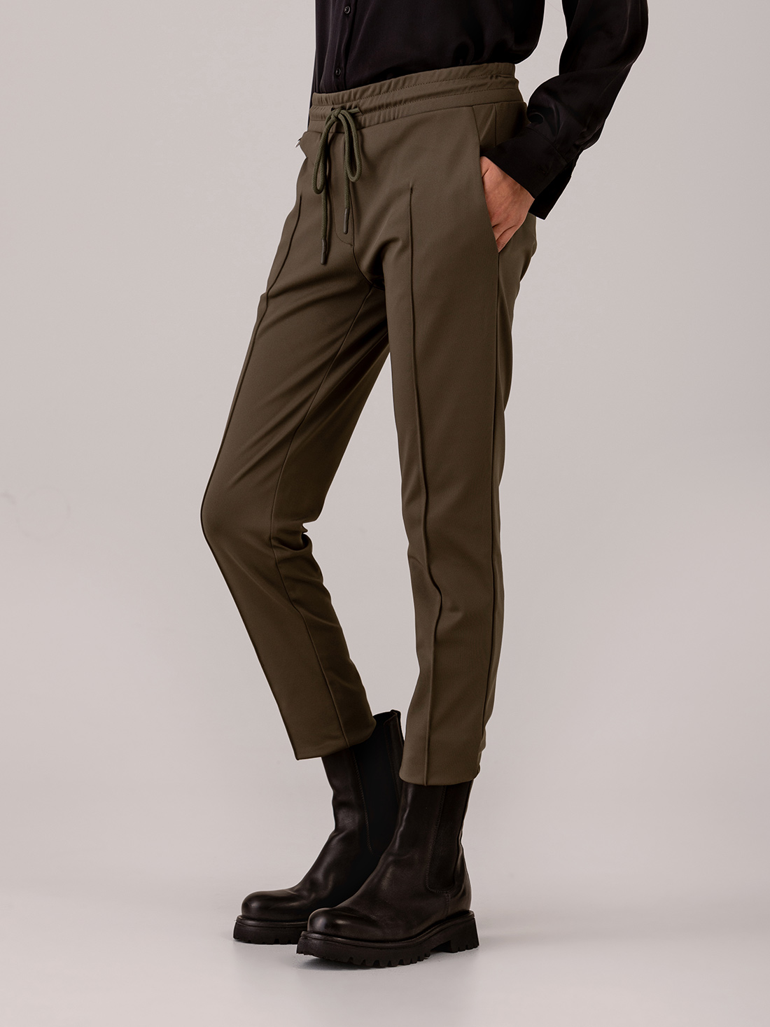 Detailansicht von Lässige Hose von ELIAS RUMELIS