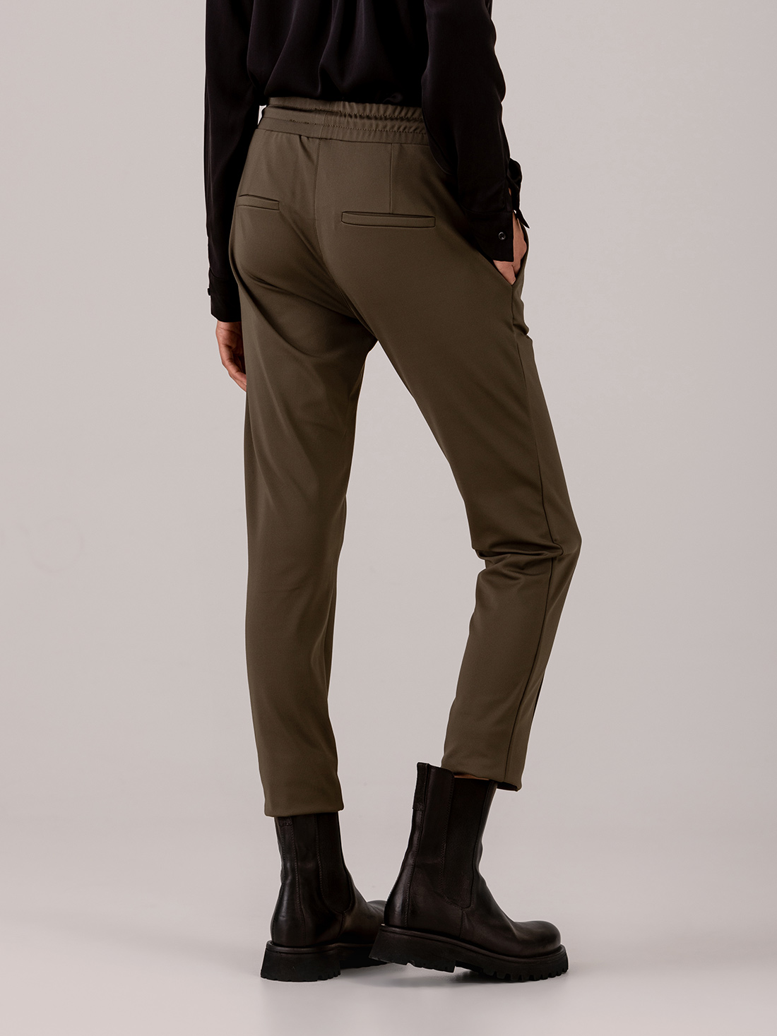 Detailansicht von Lässige Hose von ELIAS RUMELIS