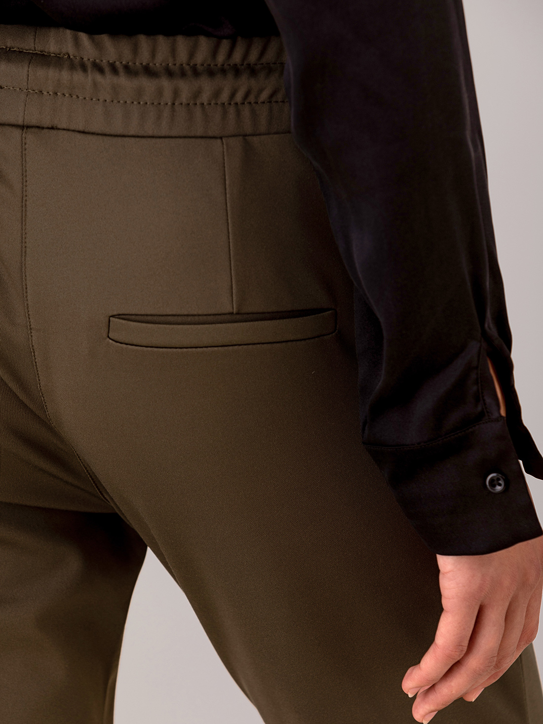 Detailansicht von Lässige Hose von ELIAS RUMELIS