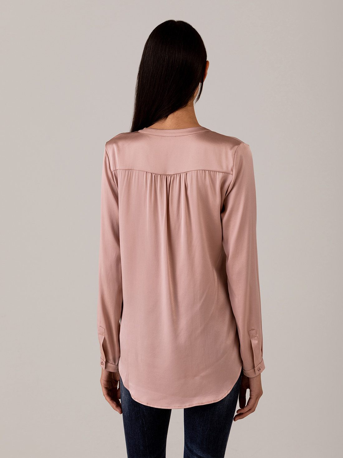 Detailansicht von Seidenbluse mit Rüschung von DANIELS