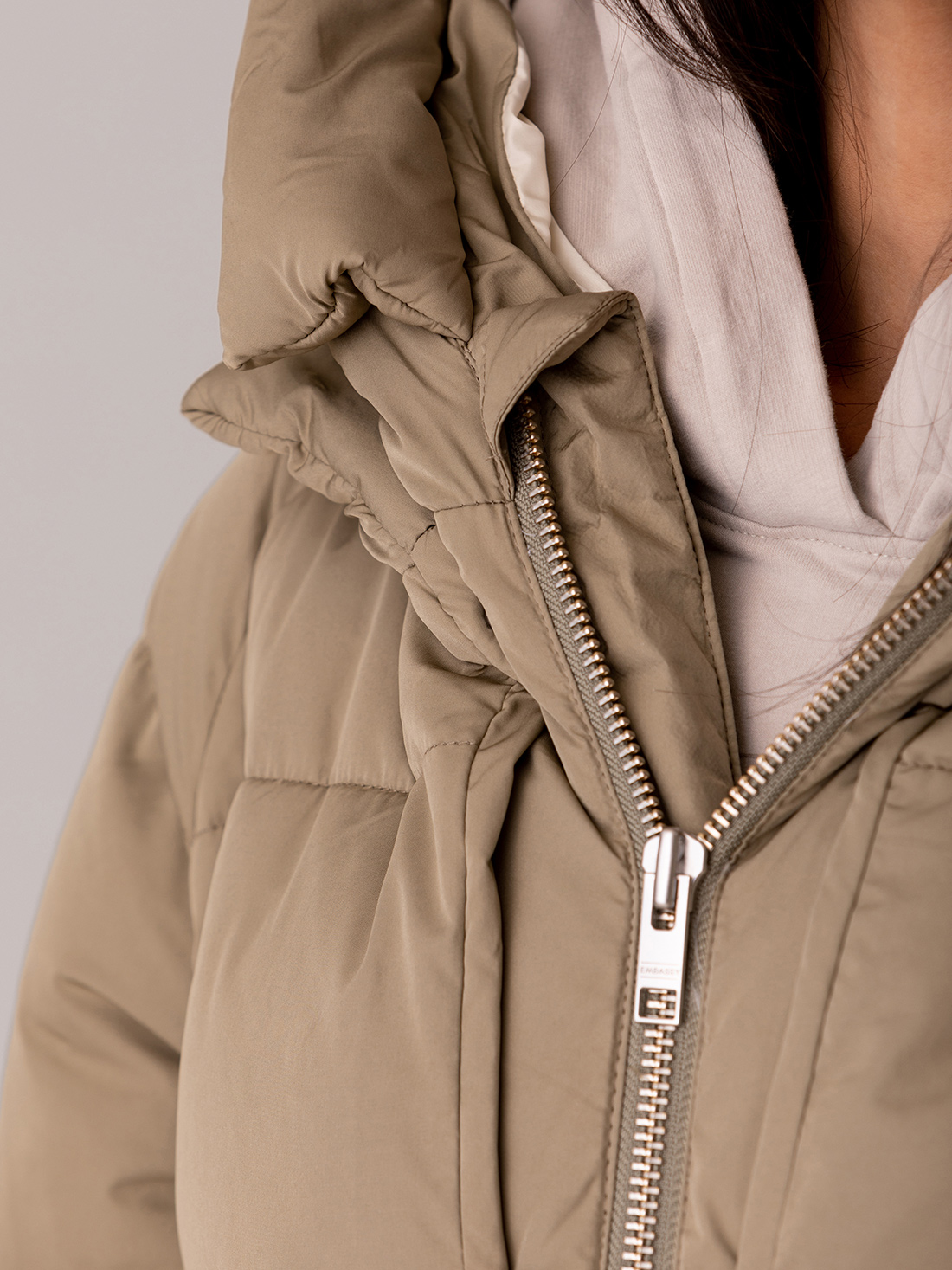 Detailansicht von Langer Steppmantel von EMBASSY