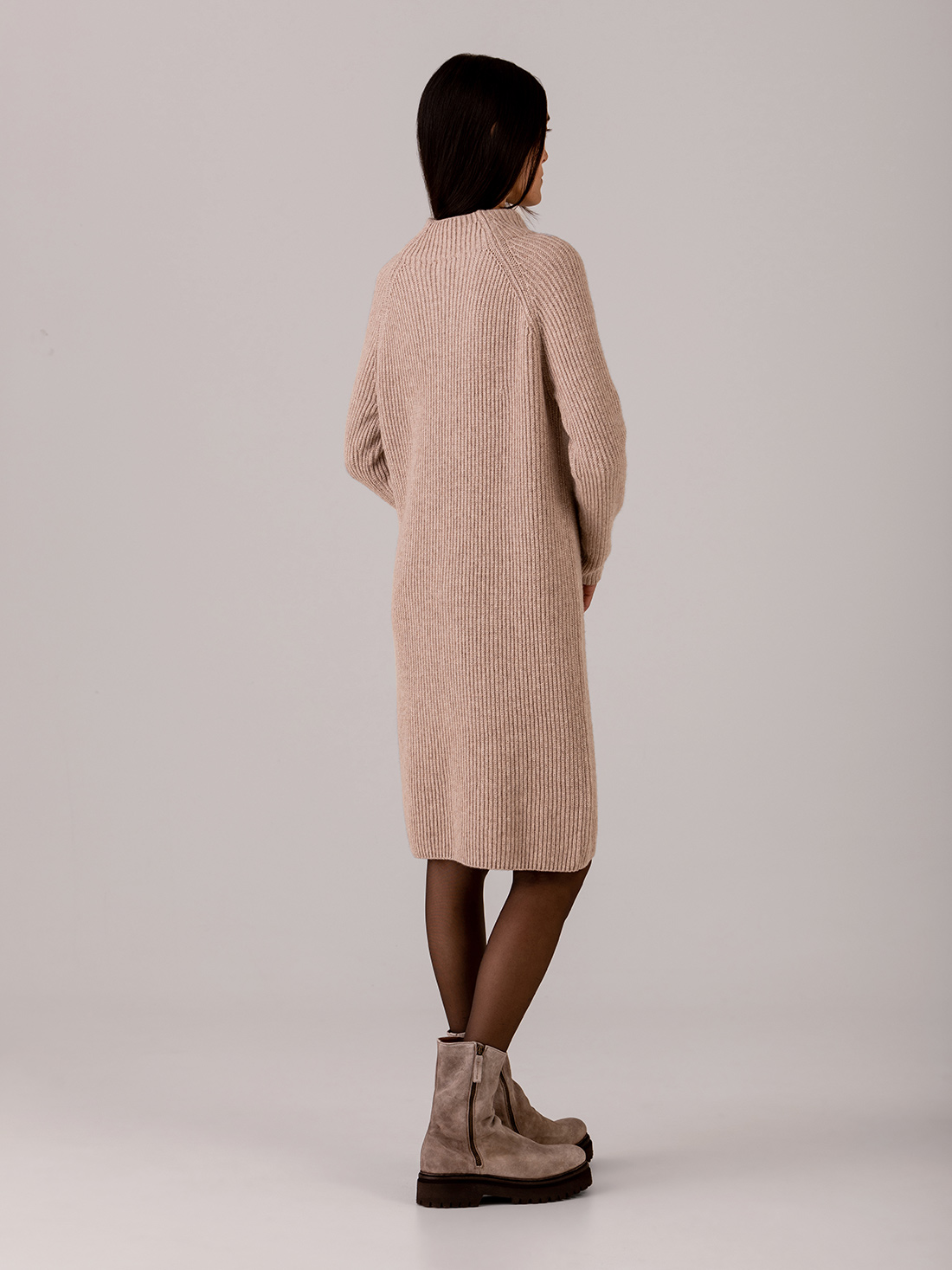 Detailansicht von Midi-Strickkleid von ARMEDANGELS