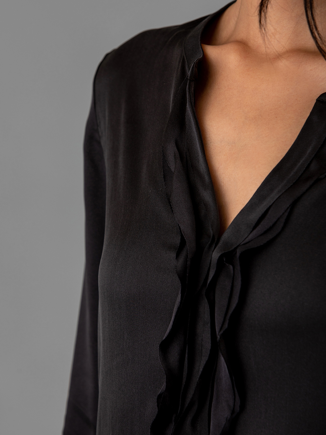 Detailansicht von Seidenbluse mit Rüschung von DANIELS