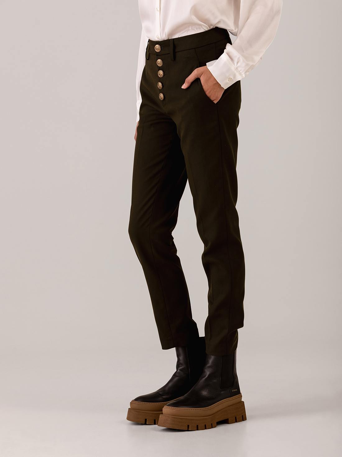 Detailansicht von Chinohose mit Knopfleiste von DONDUP