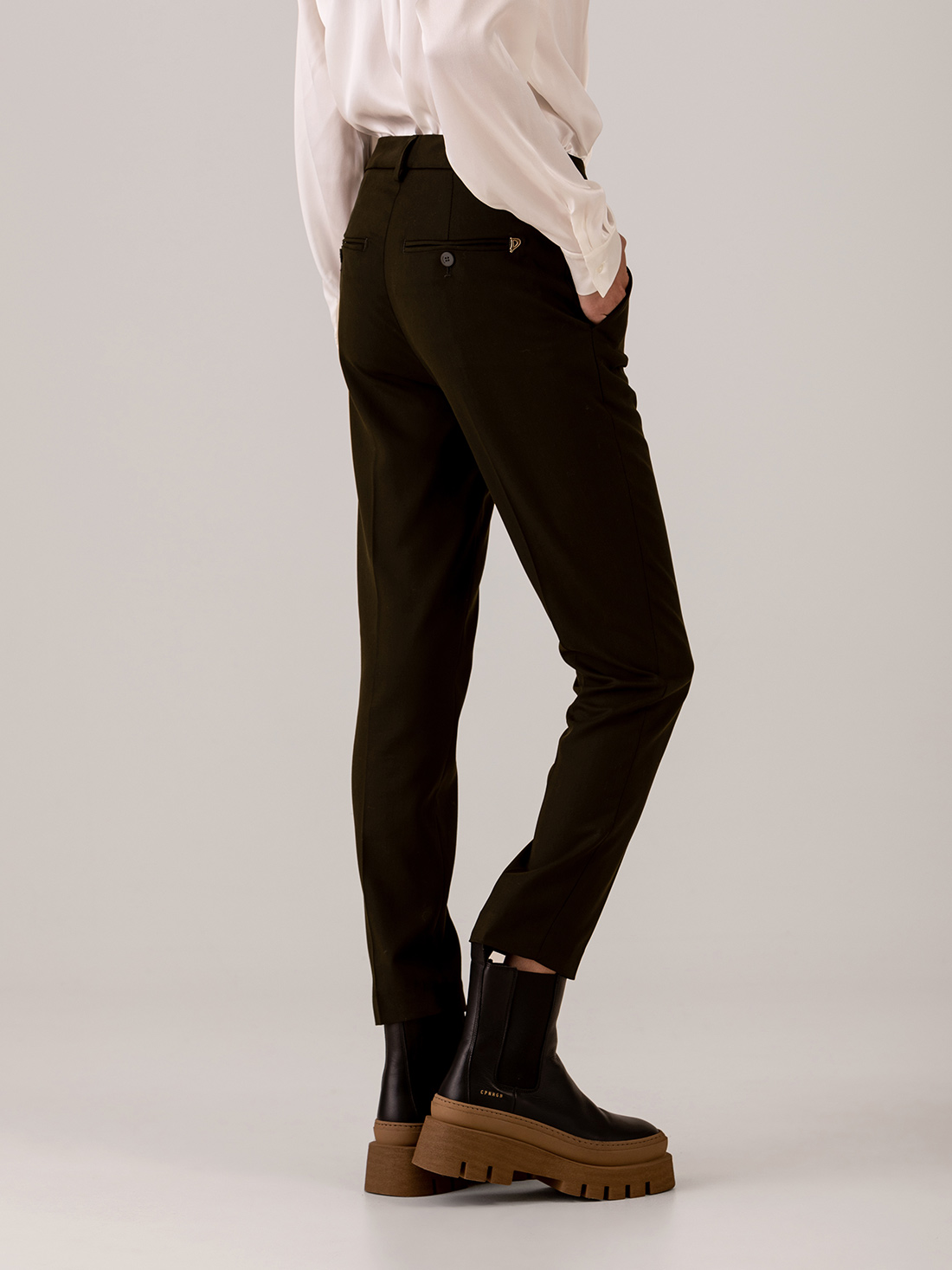 Detailansicht von Chinohose mit Knopfleiste von DONDUP