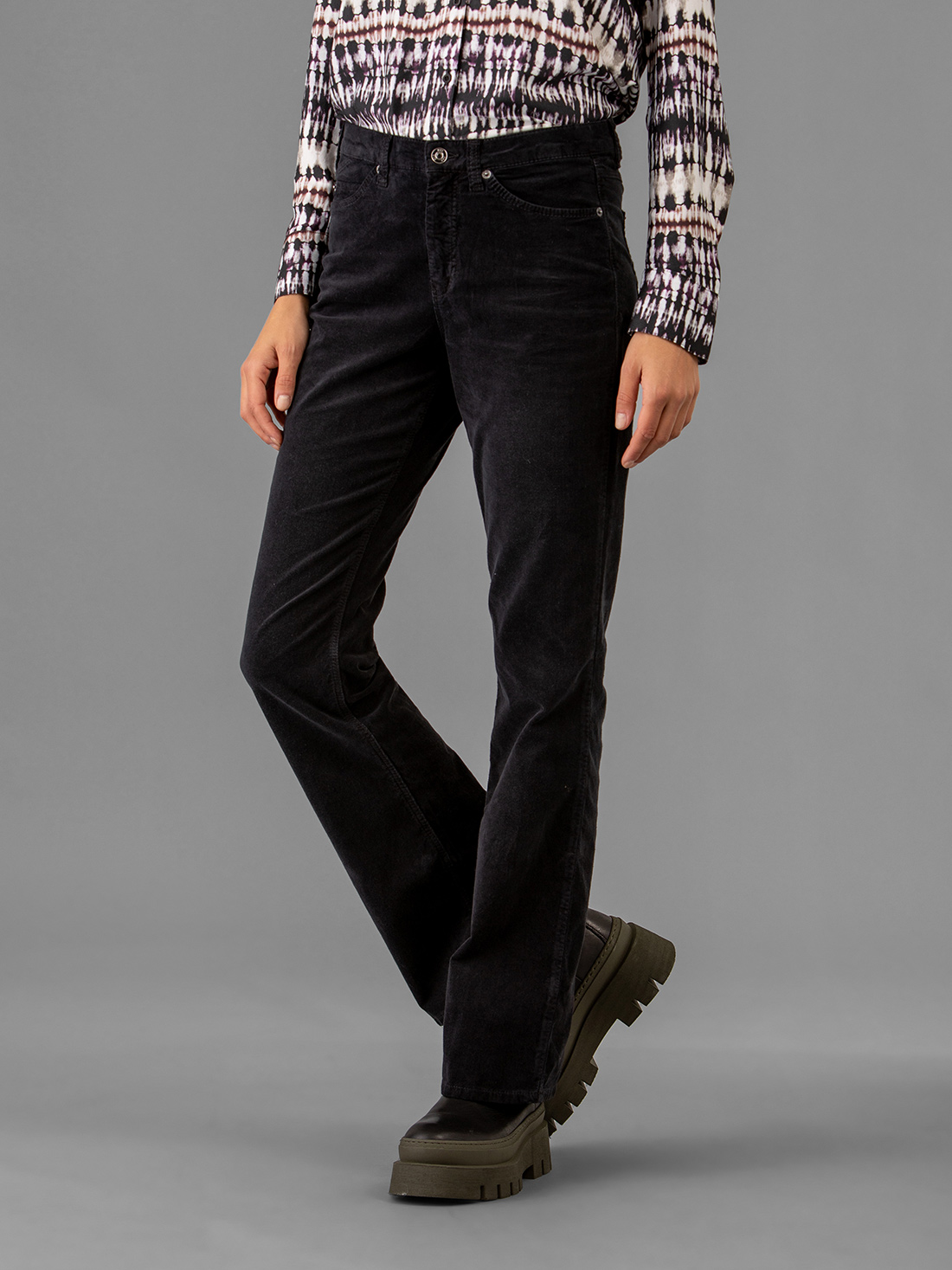 Detailansicht von Flared Hose aus Cord von MAC