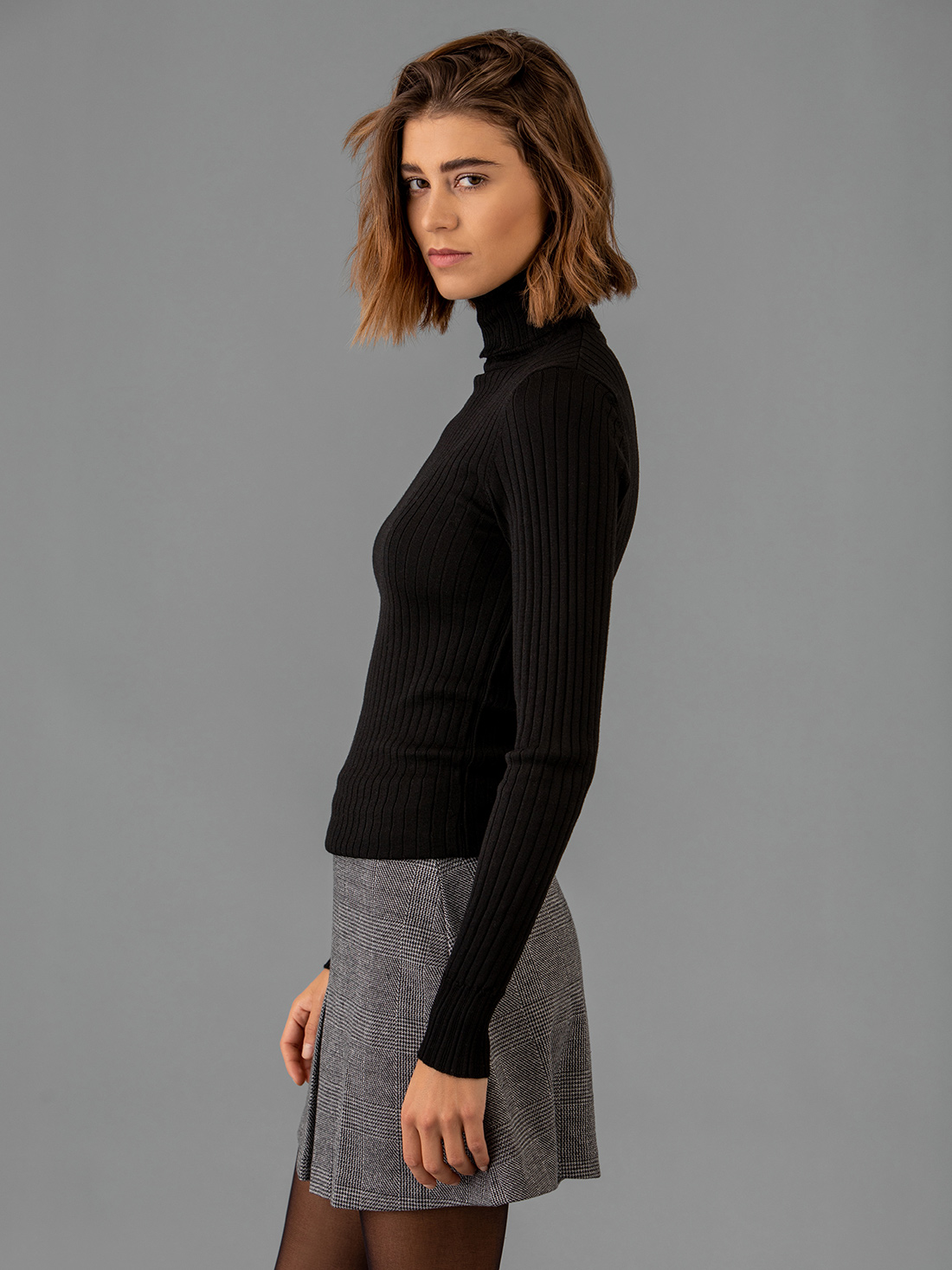 Detailansicht von Rollkragenpullover aus Merinowolle von BELLAMY