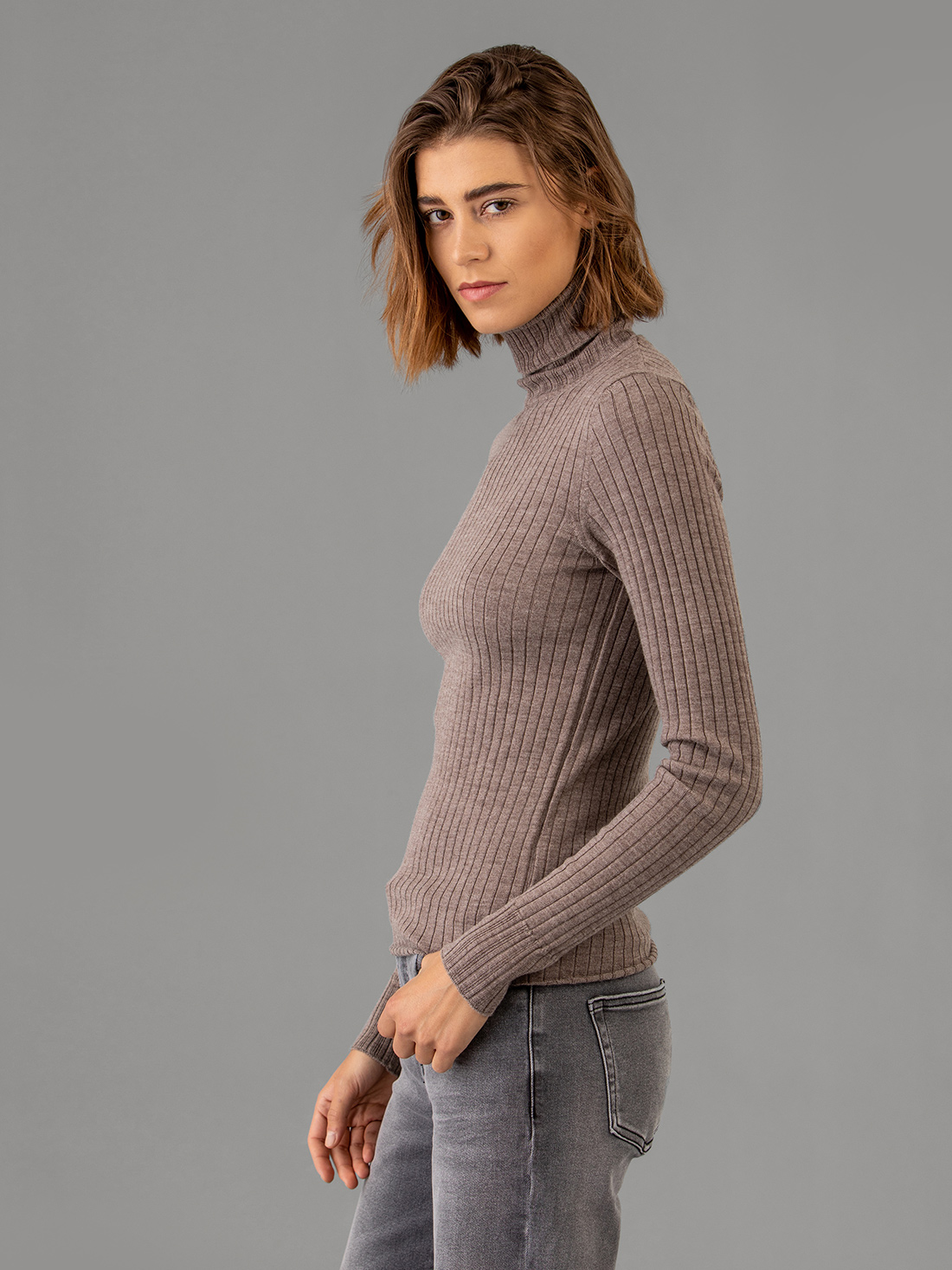 Detailansicht von Rollkragenpullover aus Merinowolle von BELLAMY