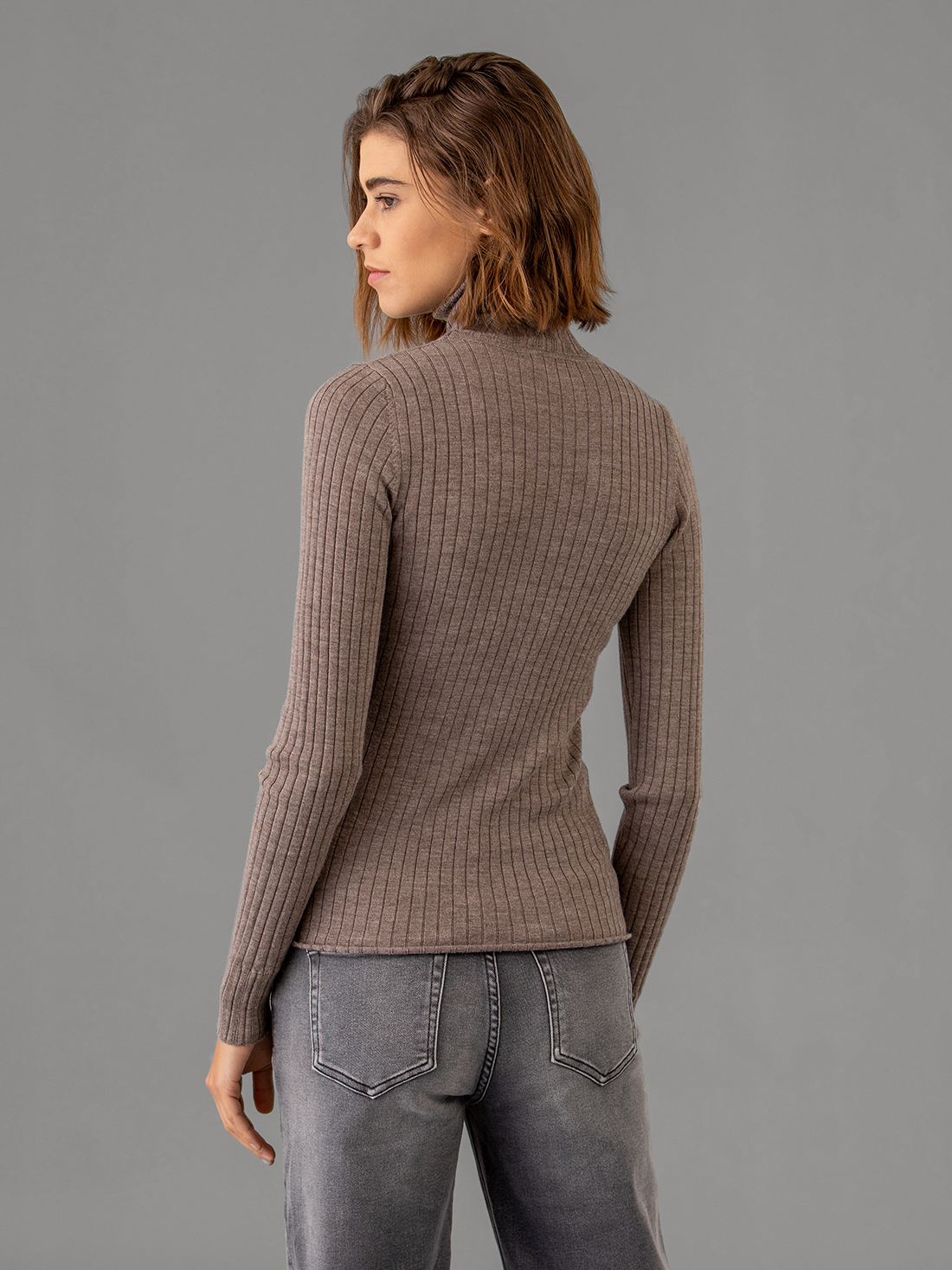 Detailansicht von Rollkragenpullover aus Merinowolle von BELLAMY