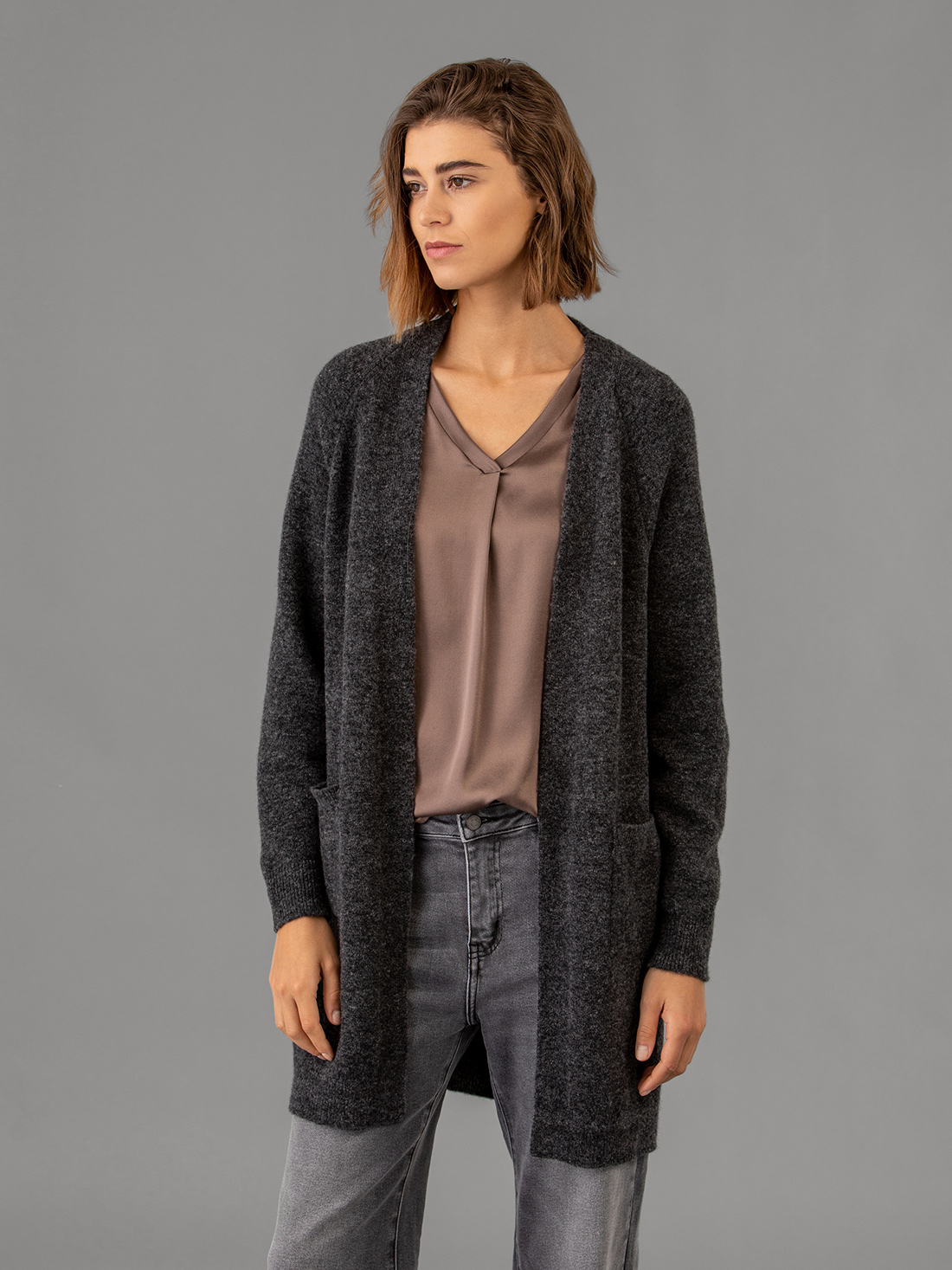 Detailansicht von Cardigan aus Merinowolle von SIBIN LINNEBJERG