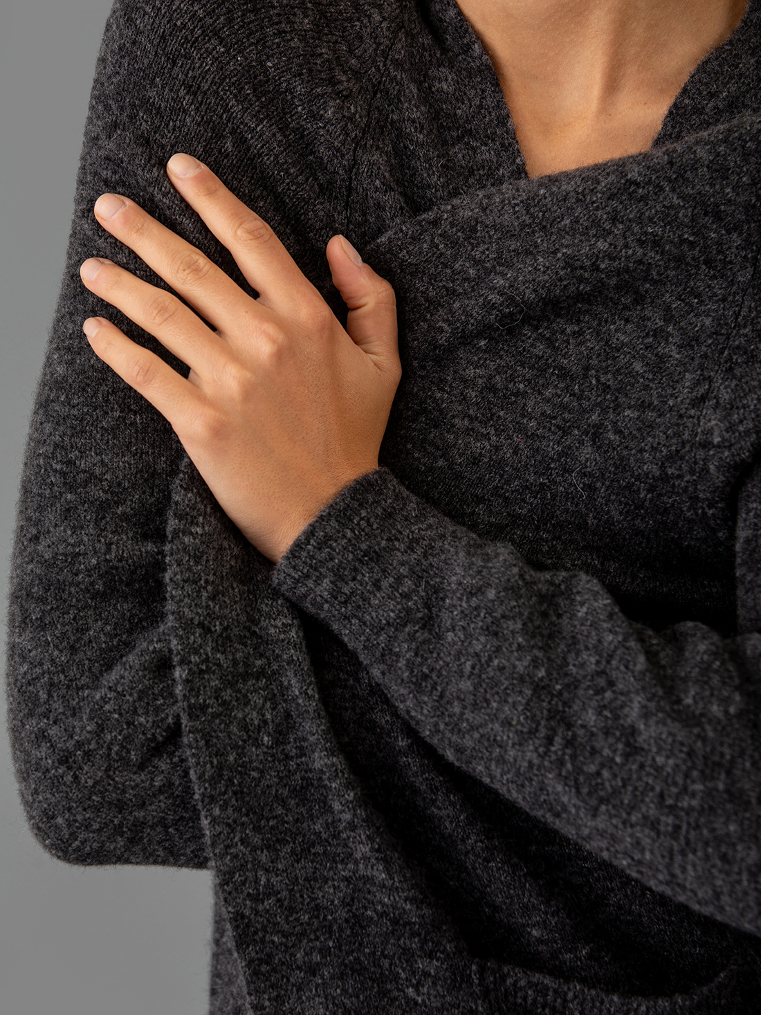 Detailansicht von Cardigan aus Merinowolle von SIBIN LINNEBJERG