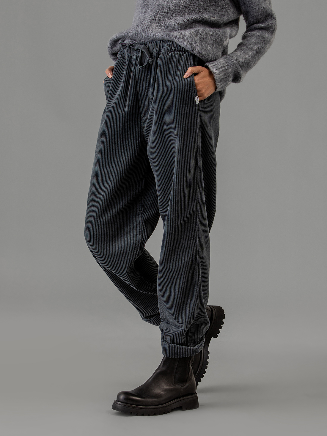 Detailansicht von Weite Hose aus Cord von PENN & INK