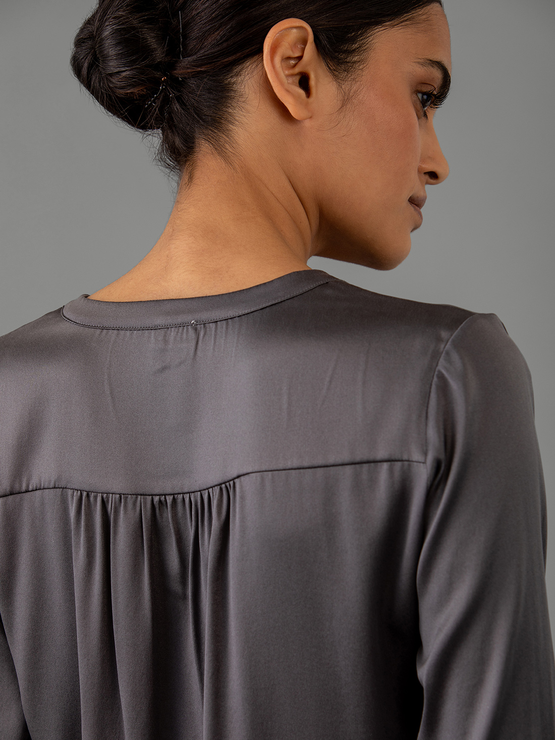 Detailansicht von Seidenbluse mit Rüschung von DANIELS