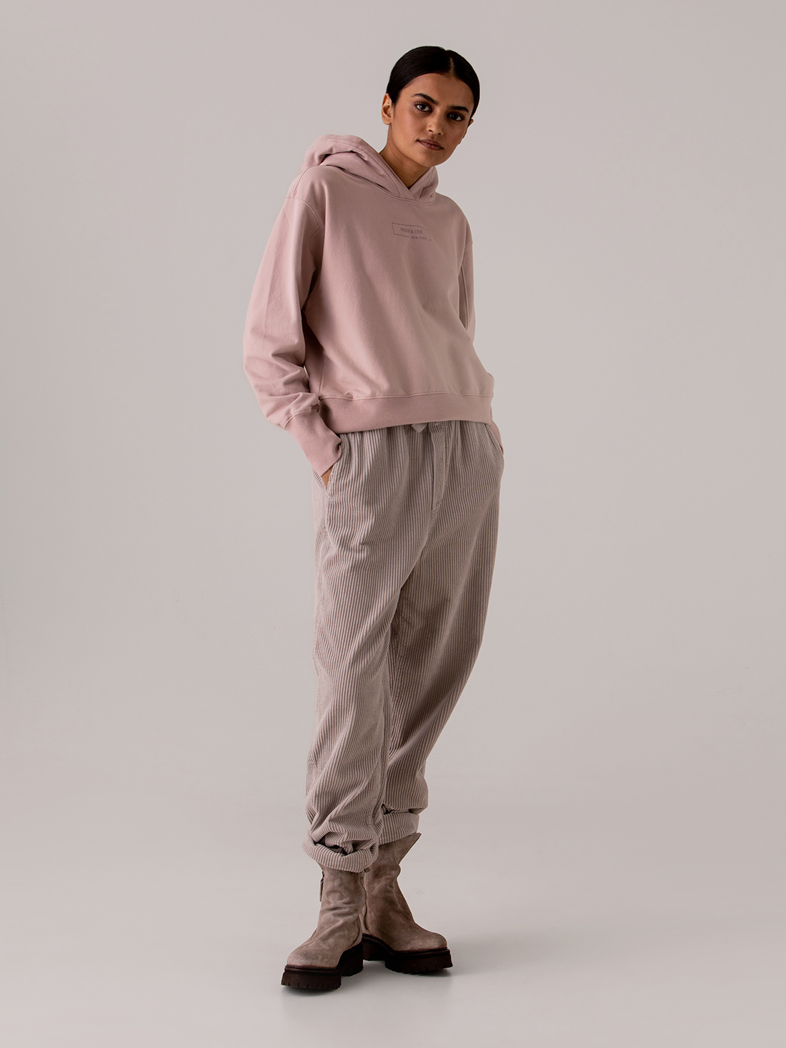 Detailansicht von Weite Hose aus Cord von PENN & INK