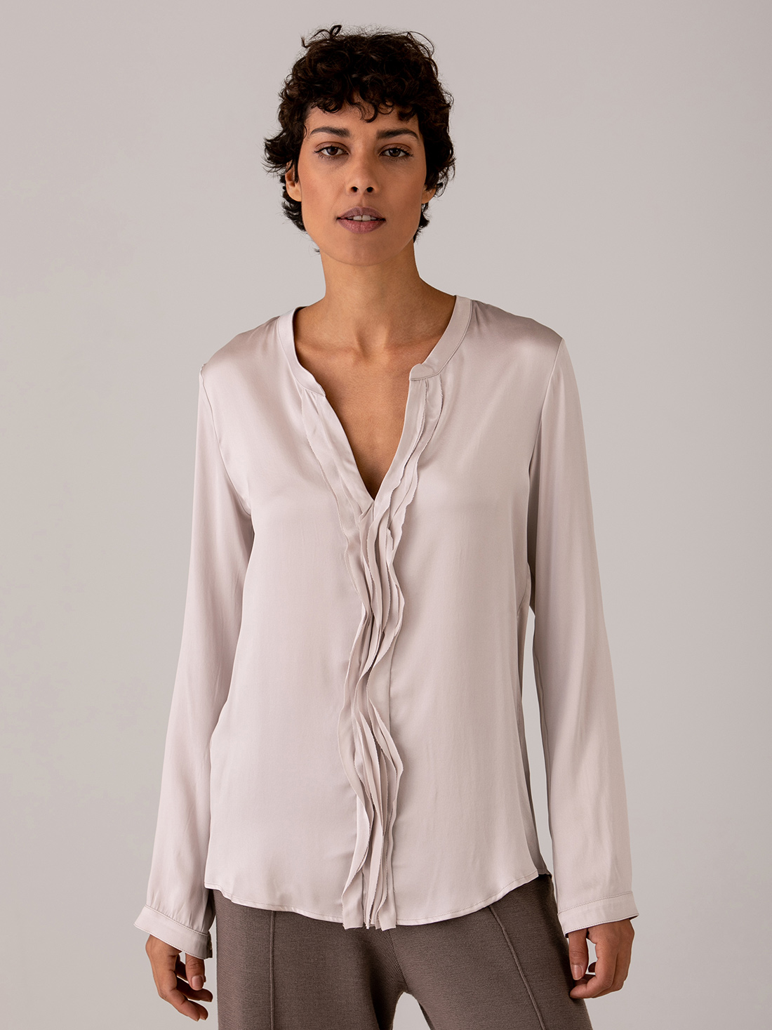 Detailansicht von Seidenbluse mit Rüschung von DANIELS