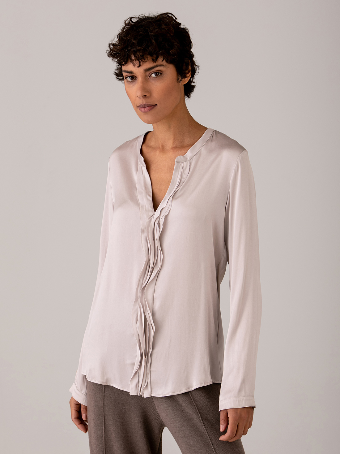 Detailansicht von Seidenbluse mit Rüschung von DANIELS