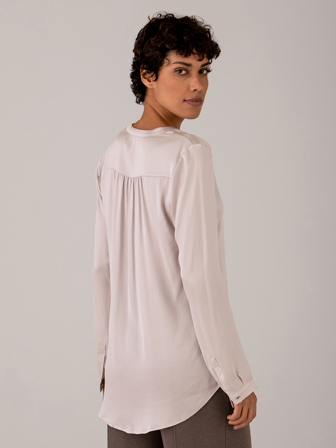 Detailansicht von Seidenbluse mit Rüschung von DANIELS