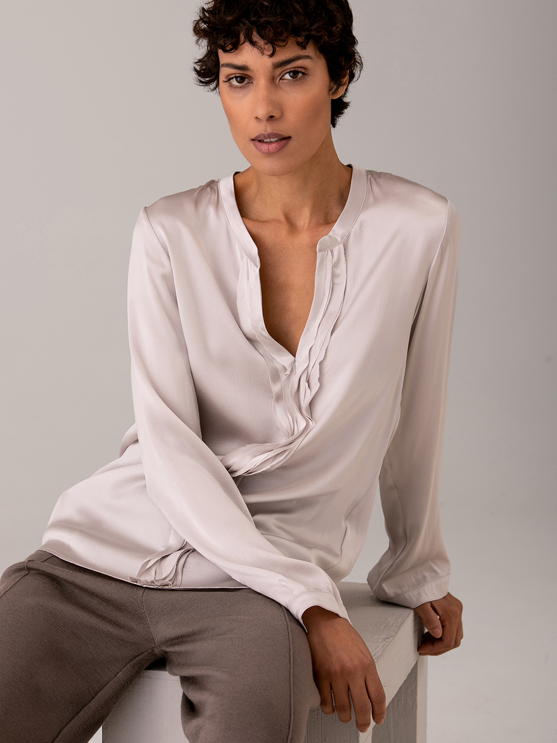 Detailansicht von Seidenbluse mit Rüschung von DANIELS