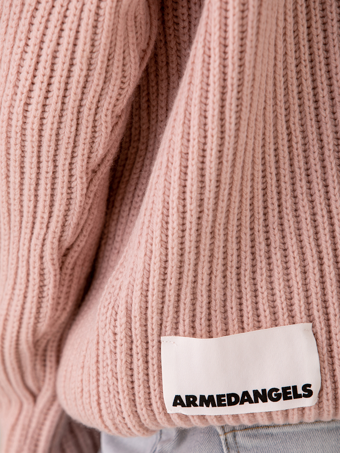 Detailansicht von Rippstrickpullover von ARMEDANGELS