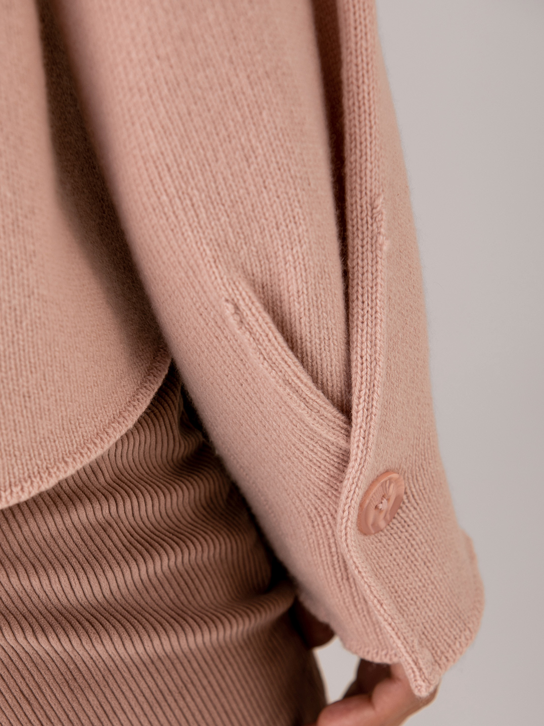 Detailansicht von Oversized Turtleneck Pullover von 360 CASHMERE