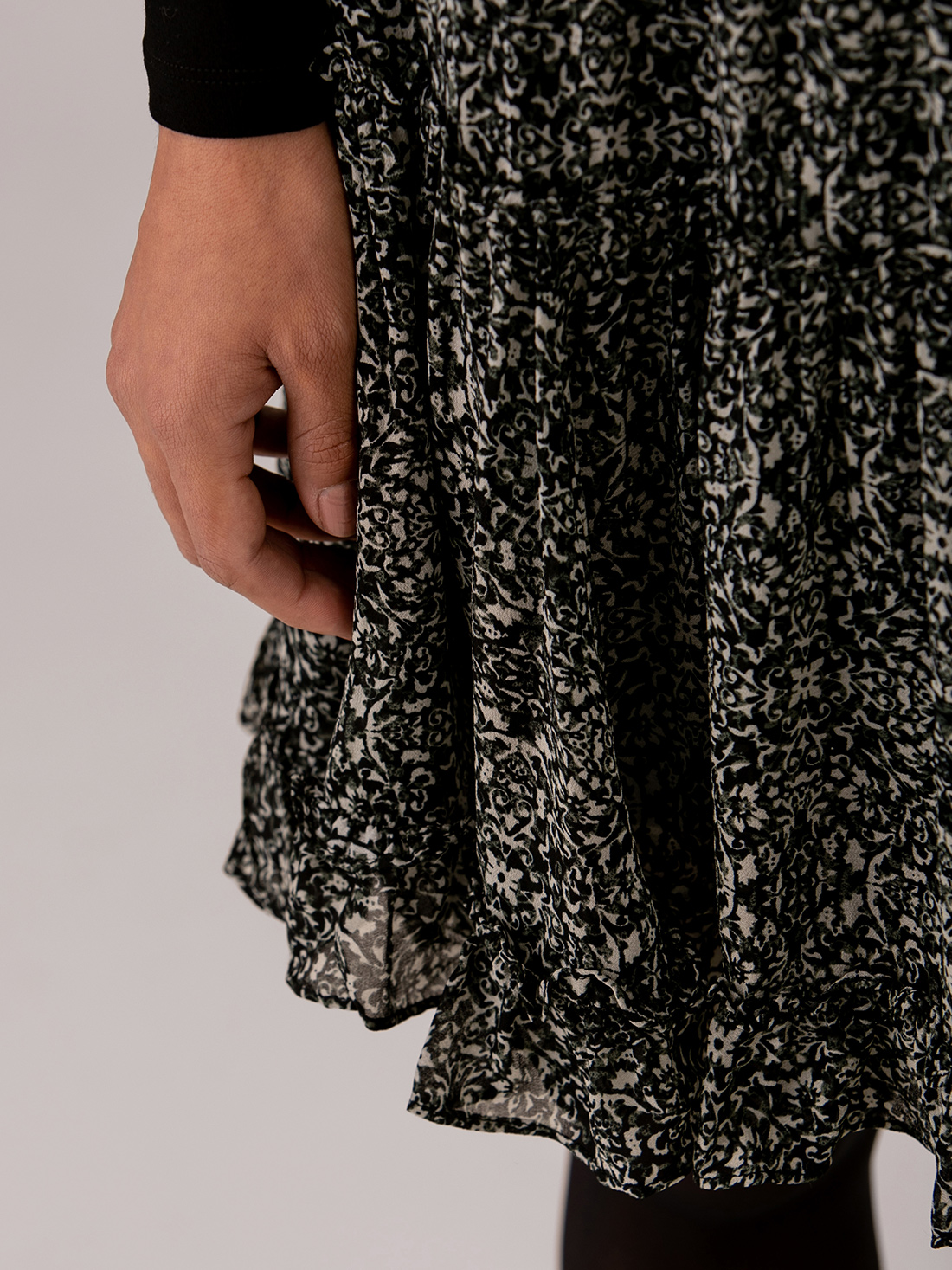 Detailansicht von Kurzer Rock mit Rüschung von CIRCLE OF TRUST