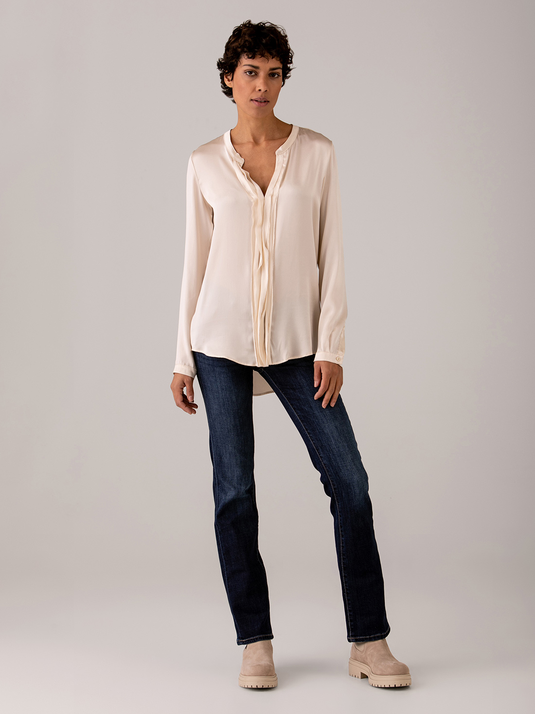 Detailansicht von Seidenbluse mit Rüschung von DANIELS