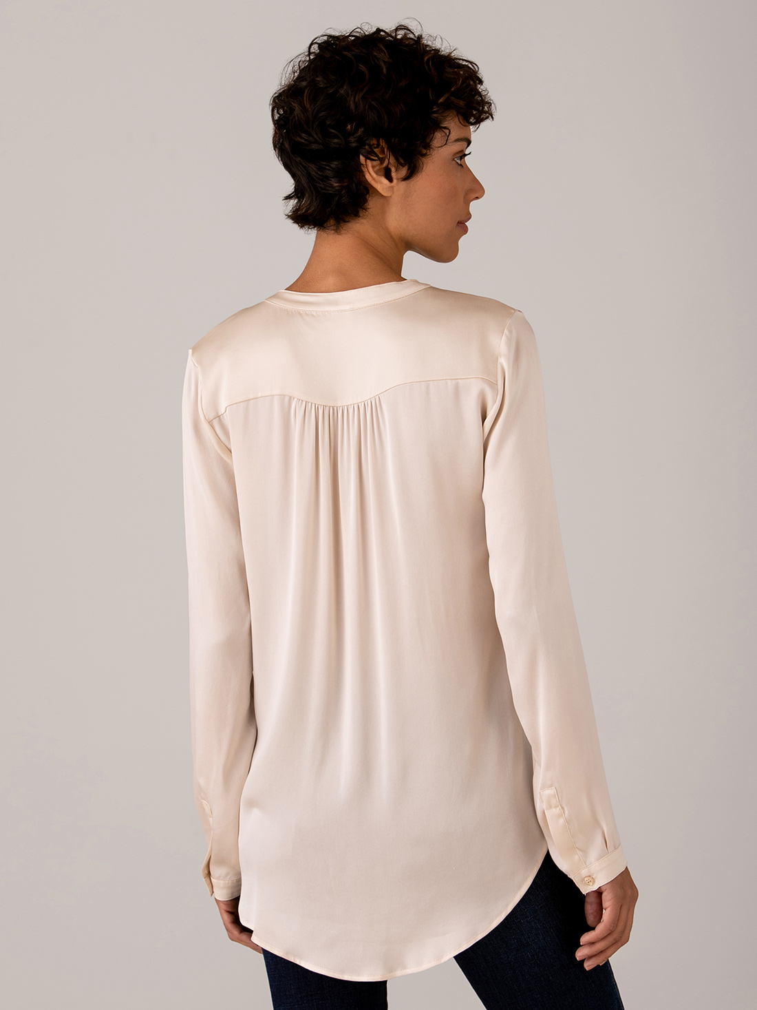 Detailansicht von Seidenbluse mit Rüschung von DANIELS