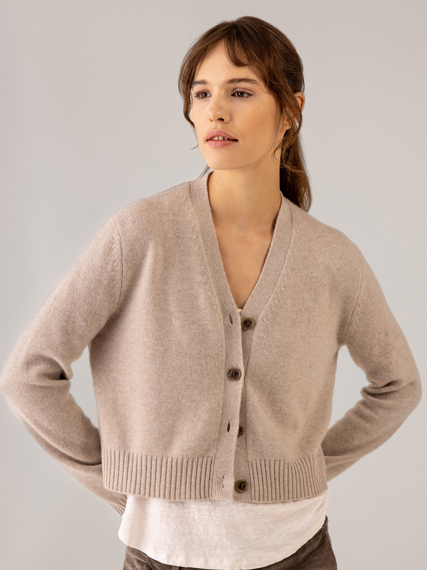 Detailansicht von Cropped Strickjacke aus Cashmere von LISA YANG