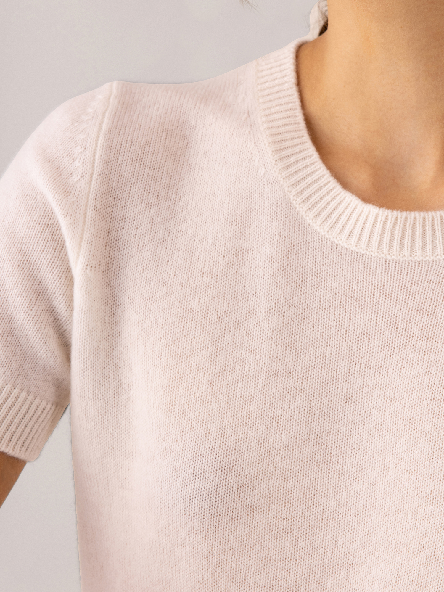Detailansicht von Kurzarm-Pullover aus Cashmere von DANIELS