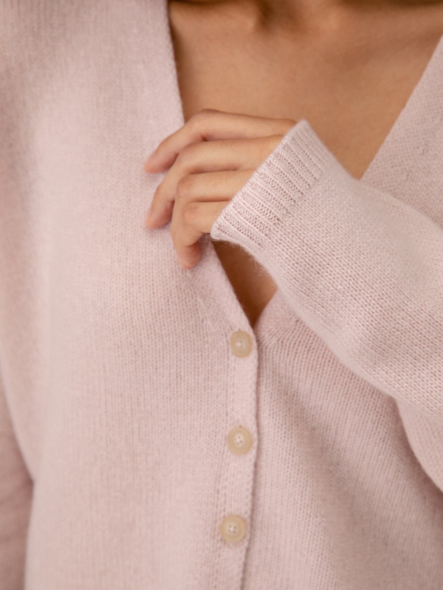 Detailansicht von Cropped Strickjacke aus Cashmere von DANIELS