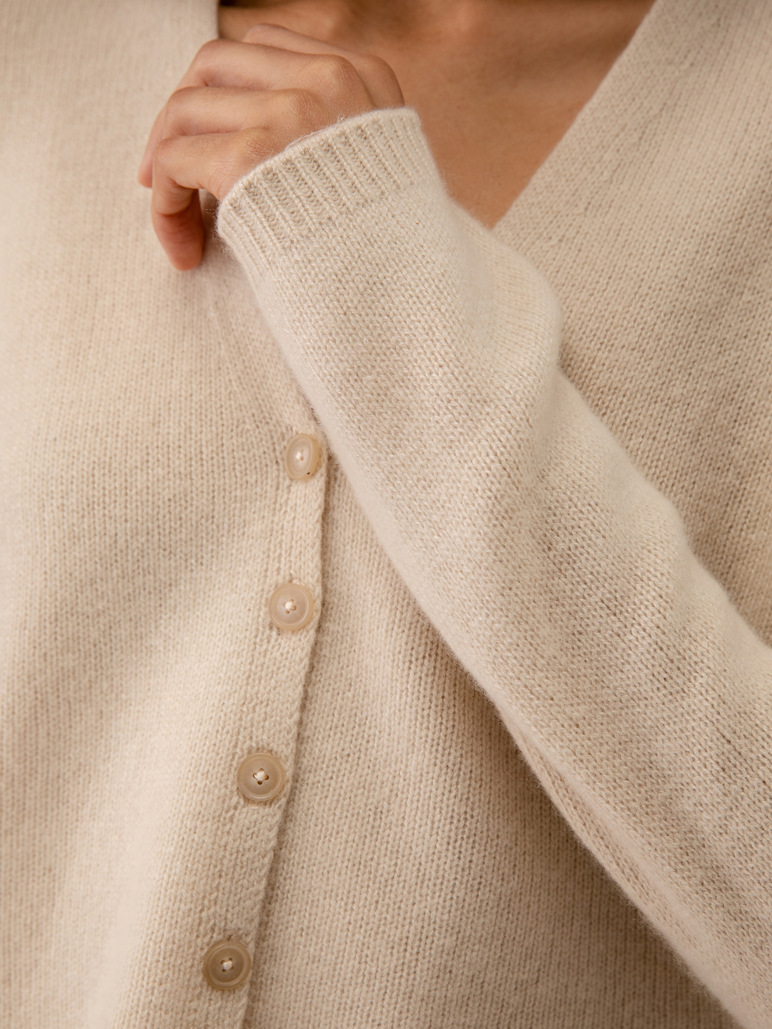 Detailansicht von Cropped Strickjacke aus Cashmere von DANIELS