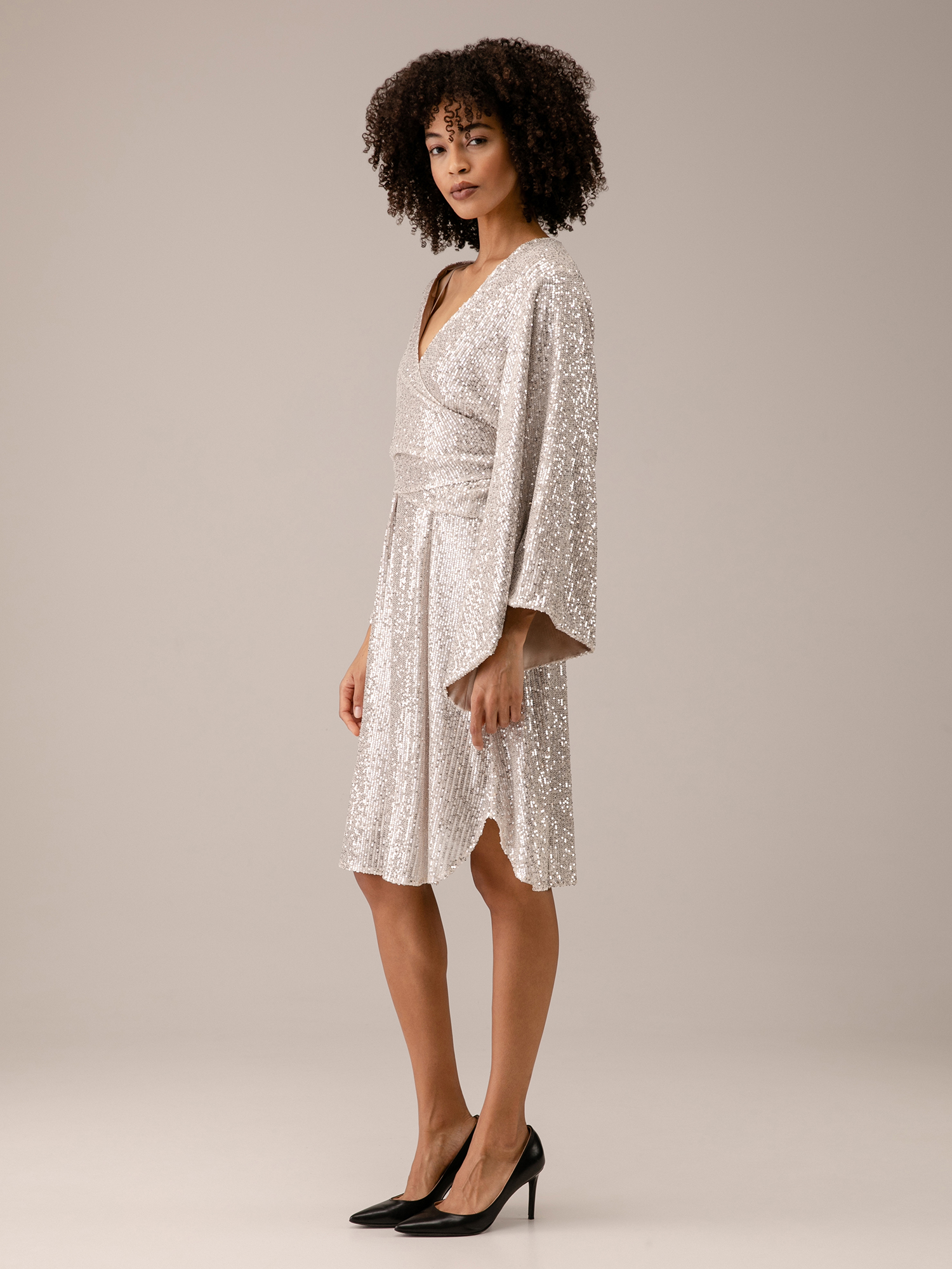 Detailansicht von Kurze Paillettenbluse von JADICTED