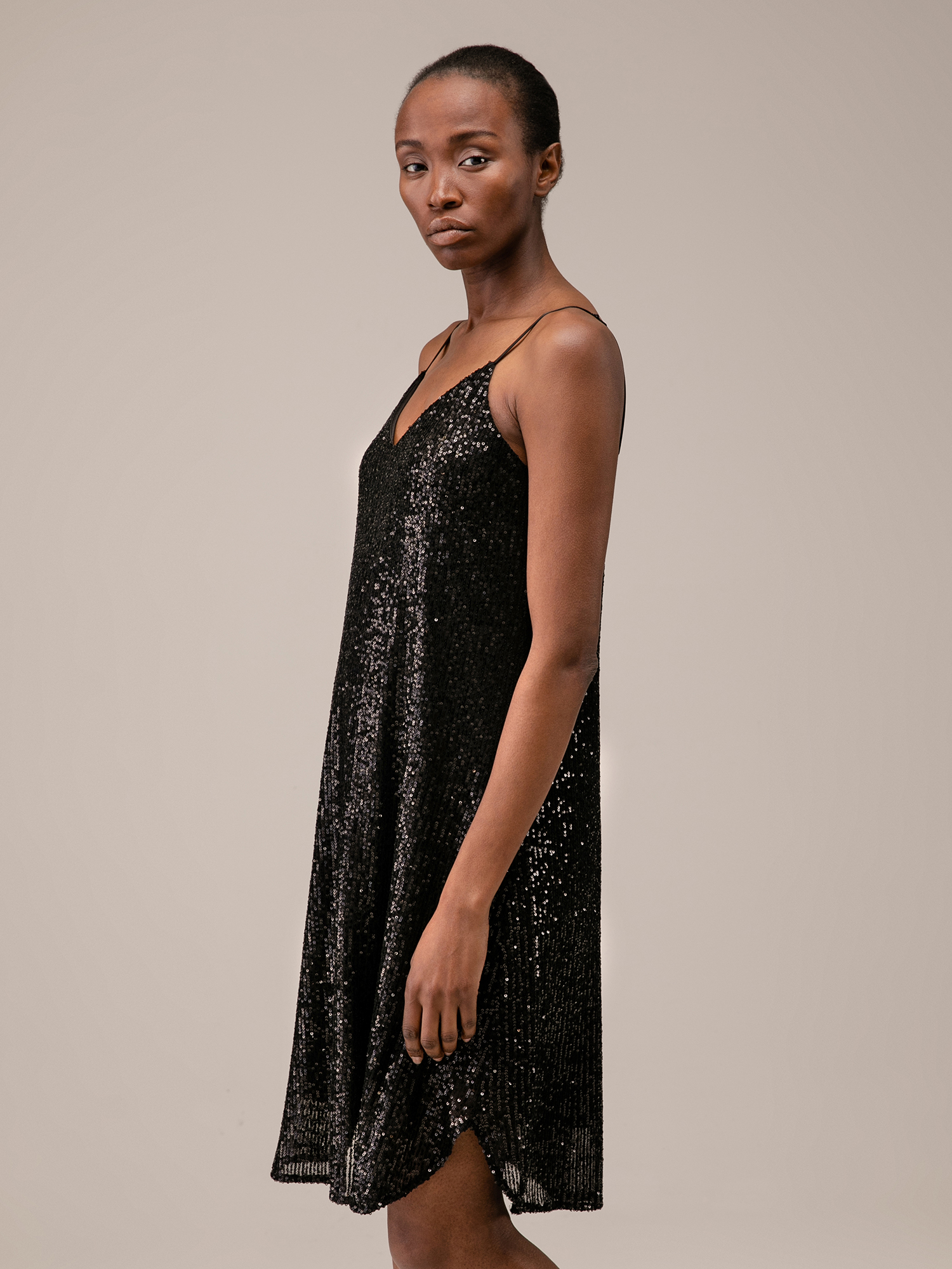 Detailansicht von Kurzes Paillettenkleid von JADICTED