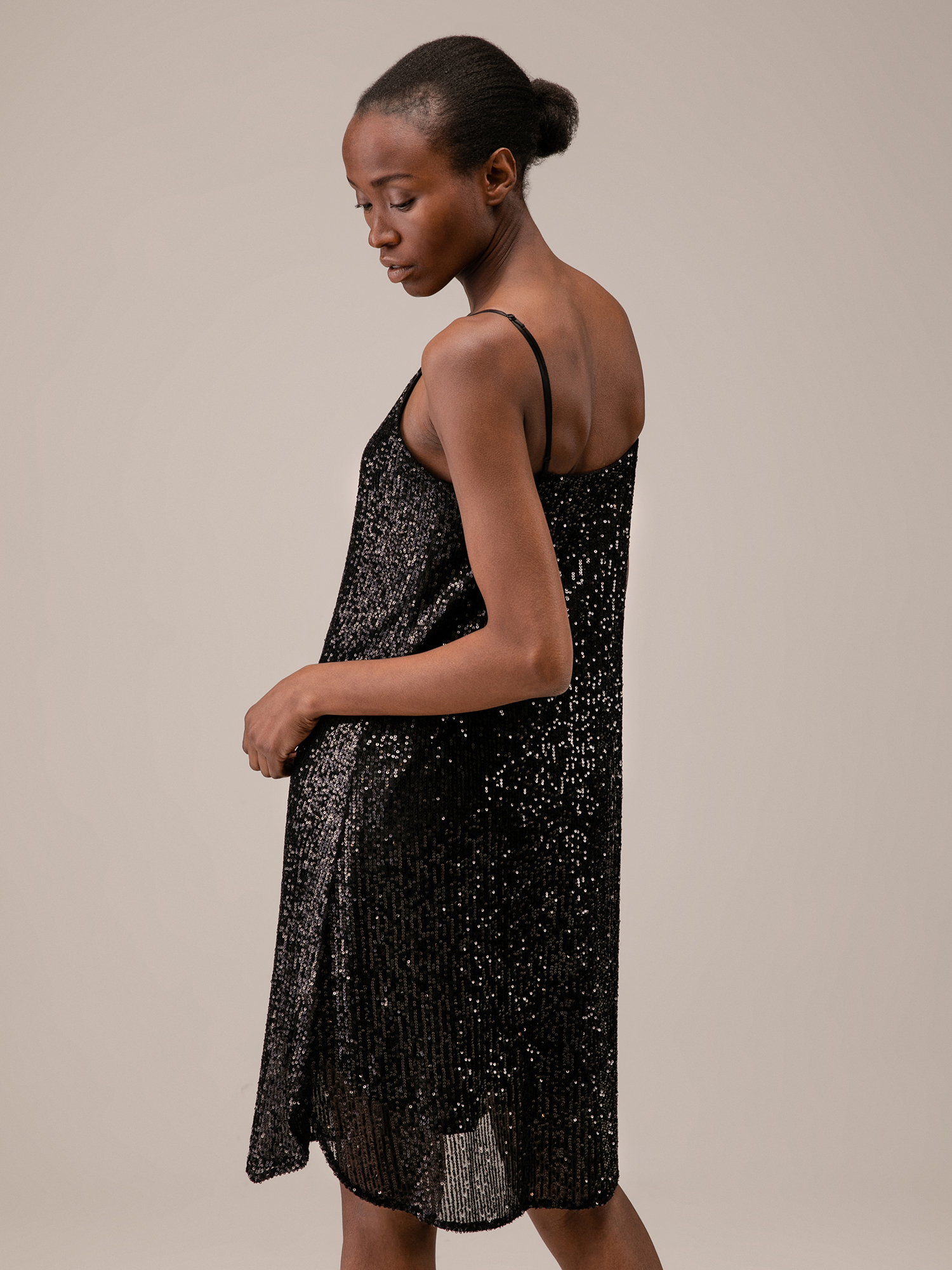 Detailansicht von Kurzes Paillettenkleid von JADICTED