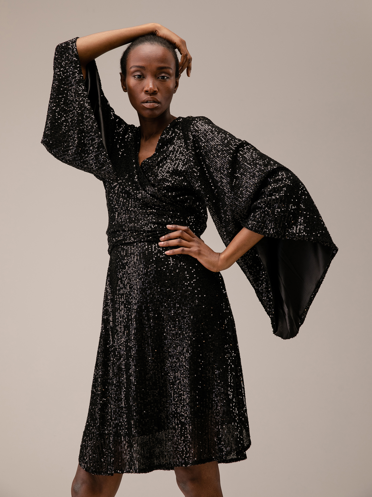 Detailansicht von Kurze Paillettenbluse von JADICTED