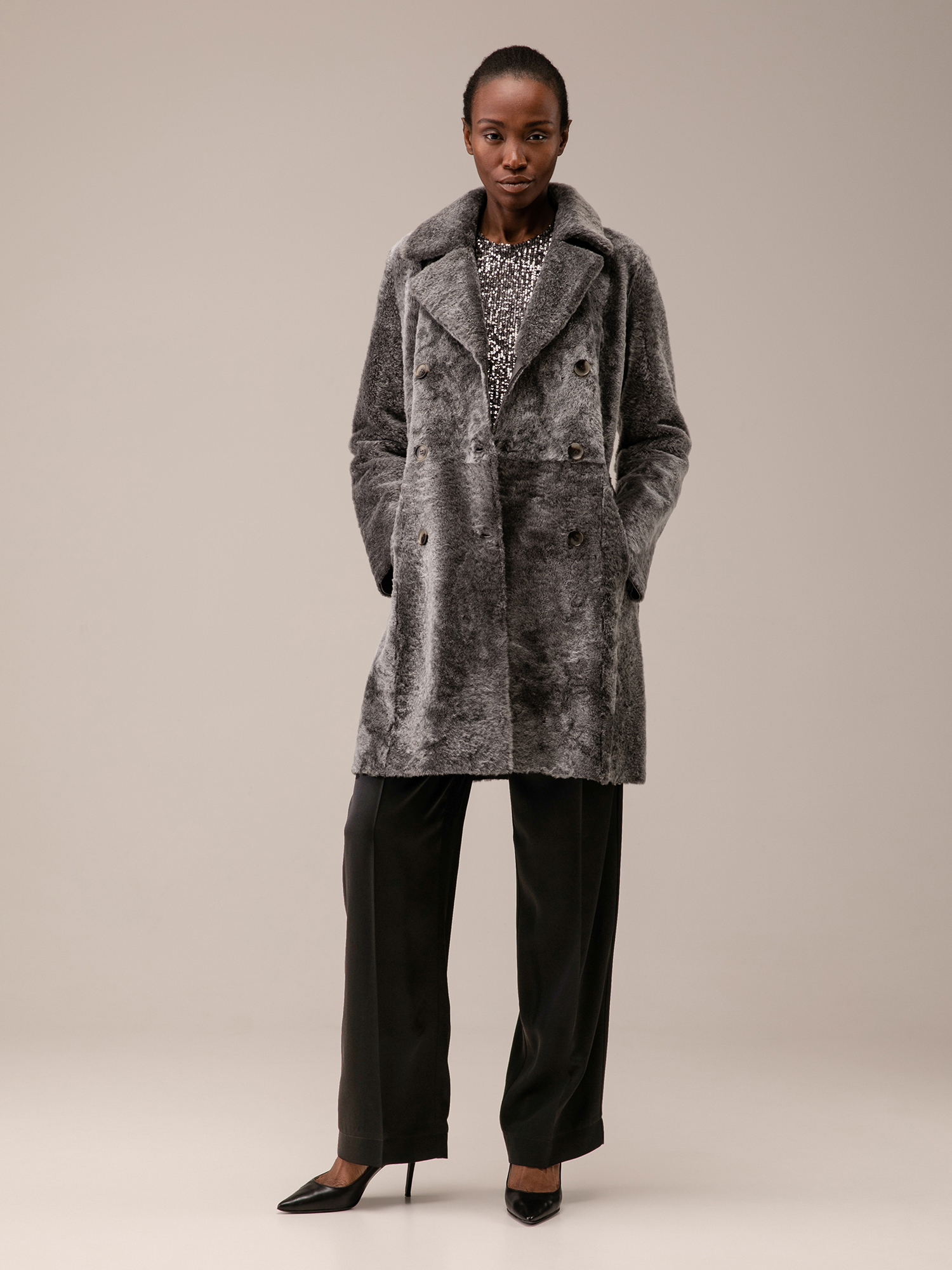 Detailansicht von Wendbarer Lammfellmantel von BENEDETTA NOVI